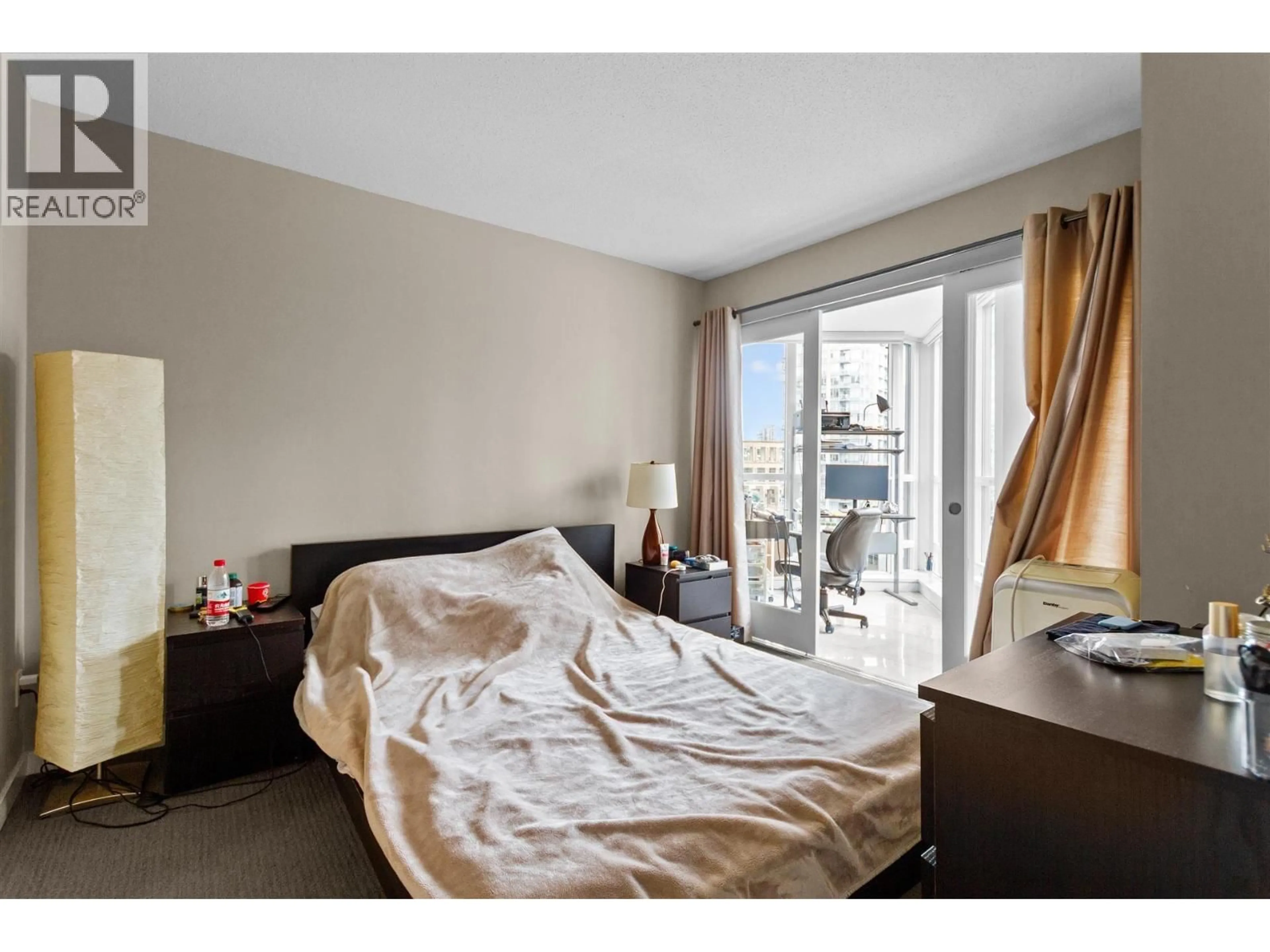 Bedroom with bed, wood/laminate floor for 708 - 833 SEYMOUR STREET, Vancouver British Columbia V6B0G4