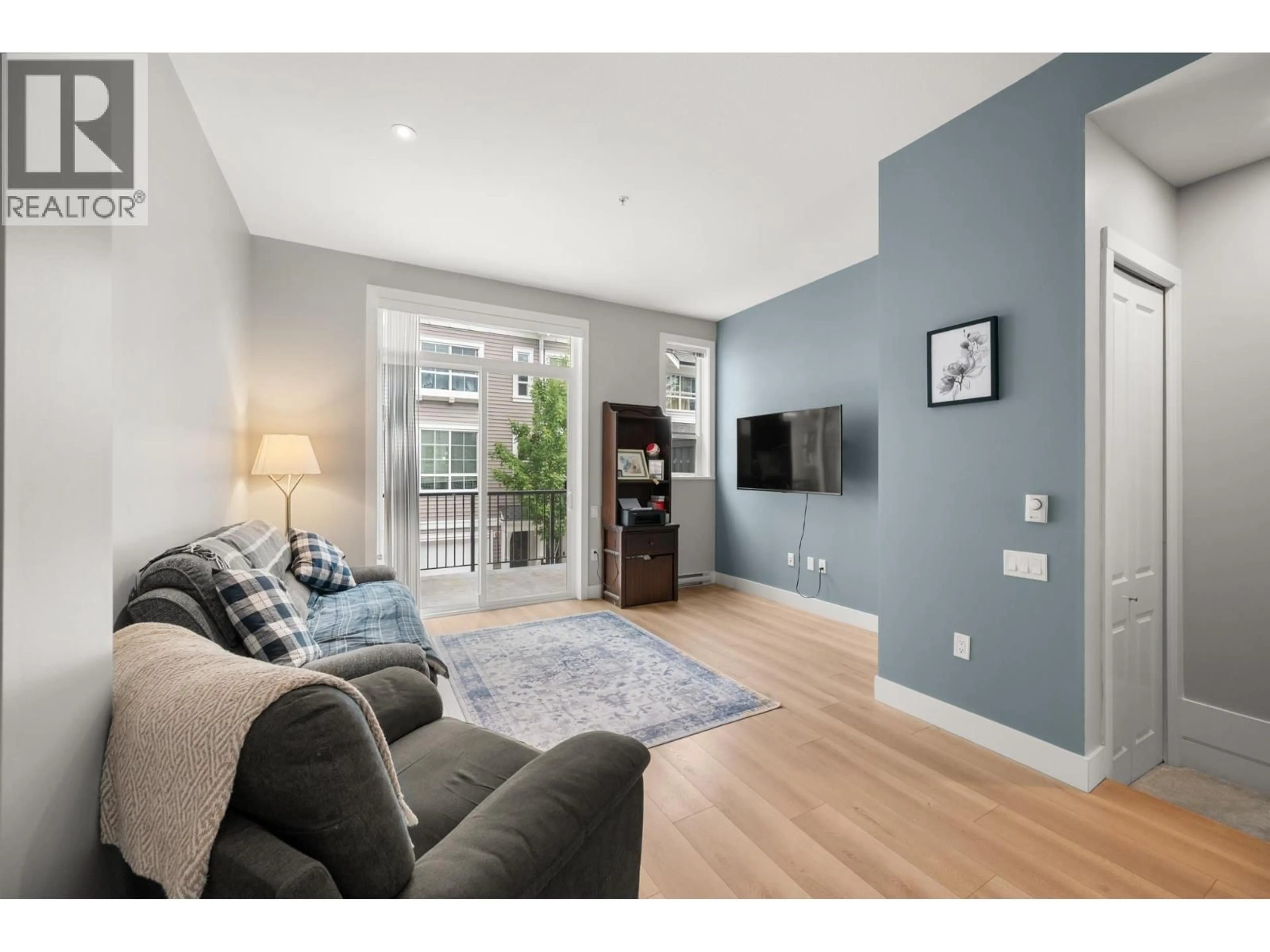 Living room with furniture, wood/laminate floor for 74 - 19696 HAMMOND ROAD, Pitt Meadows British Columbia V3Y0G7