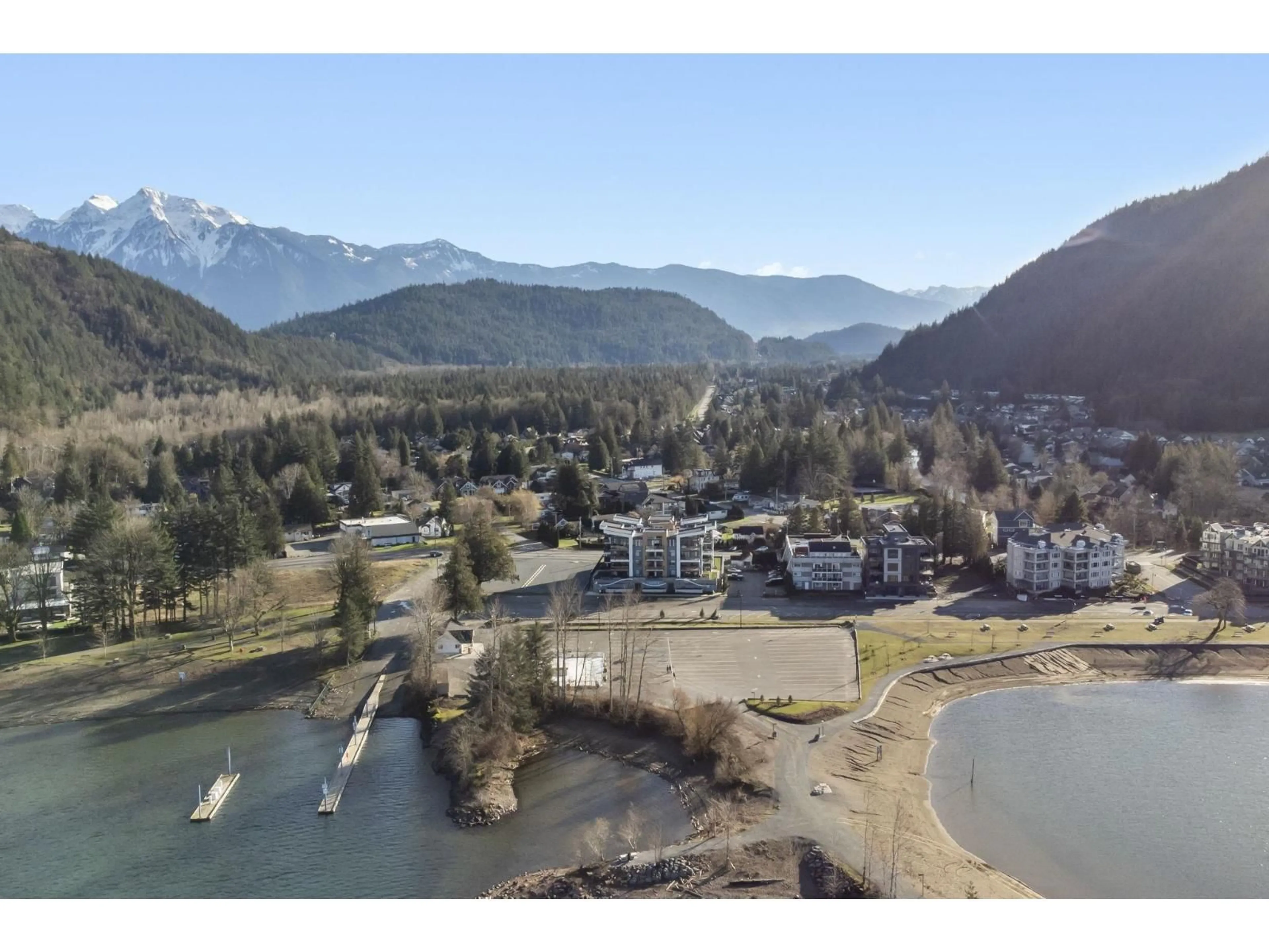 A pic from outside/outdoor area/front of a property/back of a property/a pic from drone, water/lake/river/ocean view for 307 - 470 ESPLANADE AVENUE, Harrison Hot Springs British Columbia V0M1K0