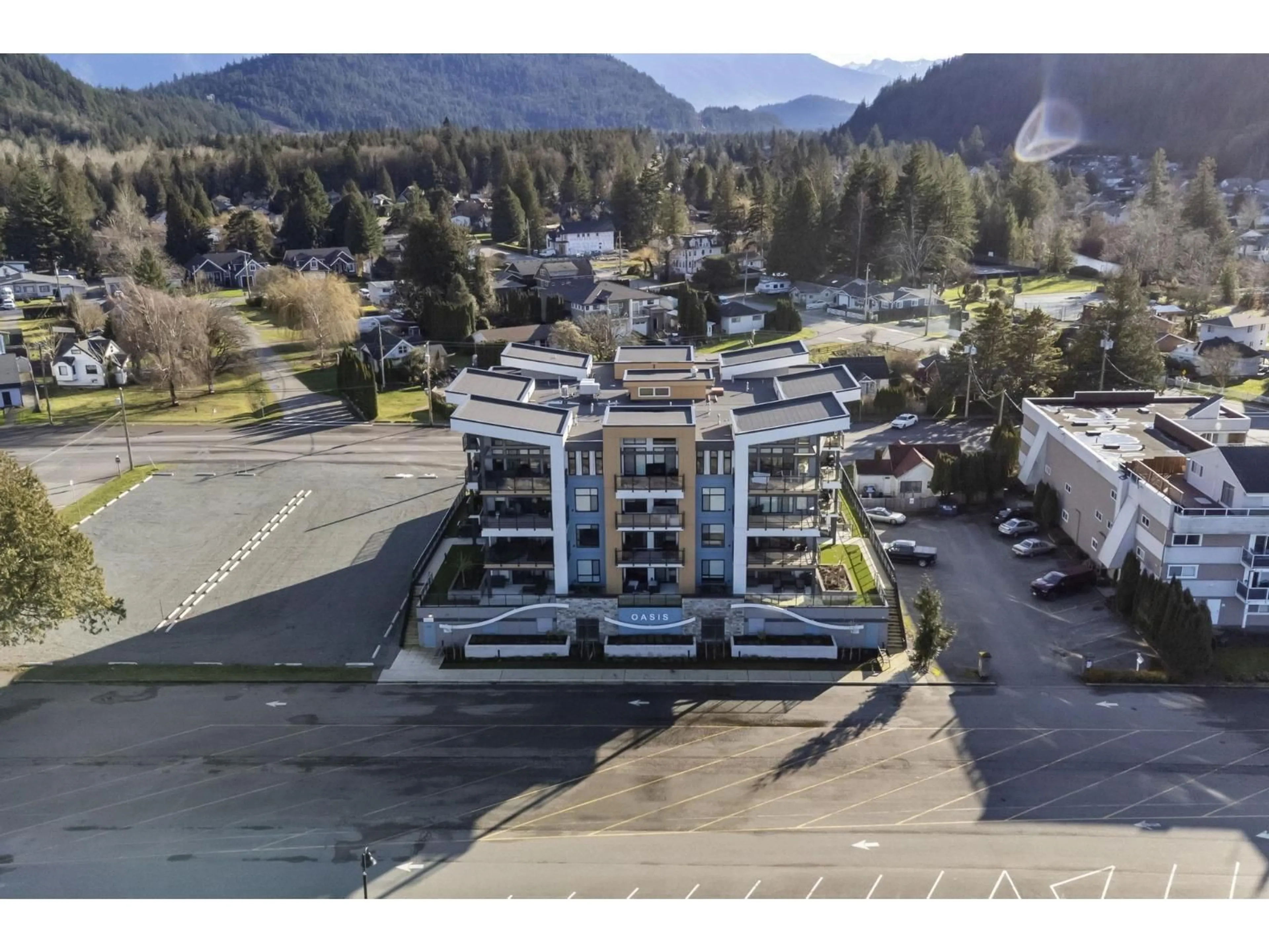 A pic from outside/outdoor area/front of a property/back of a property/a pic from drone, mountain view for 307 - 470 ESPLANADE AVENUE, Harrison Hot Springs British Columbia V0M1K0