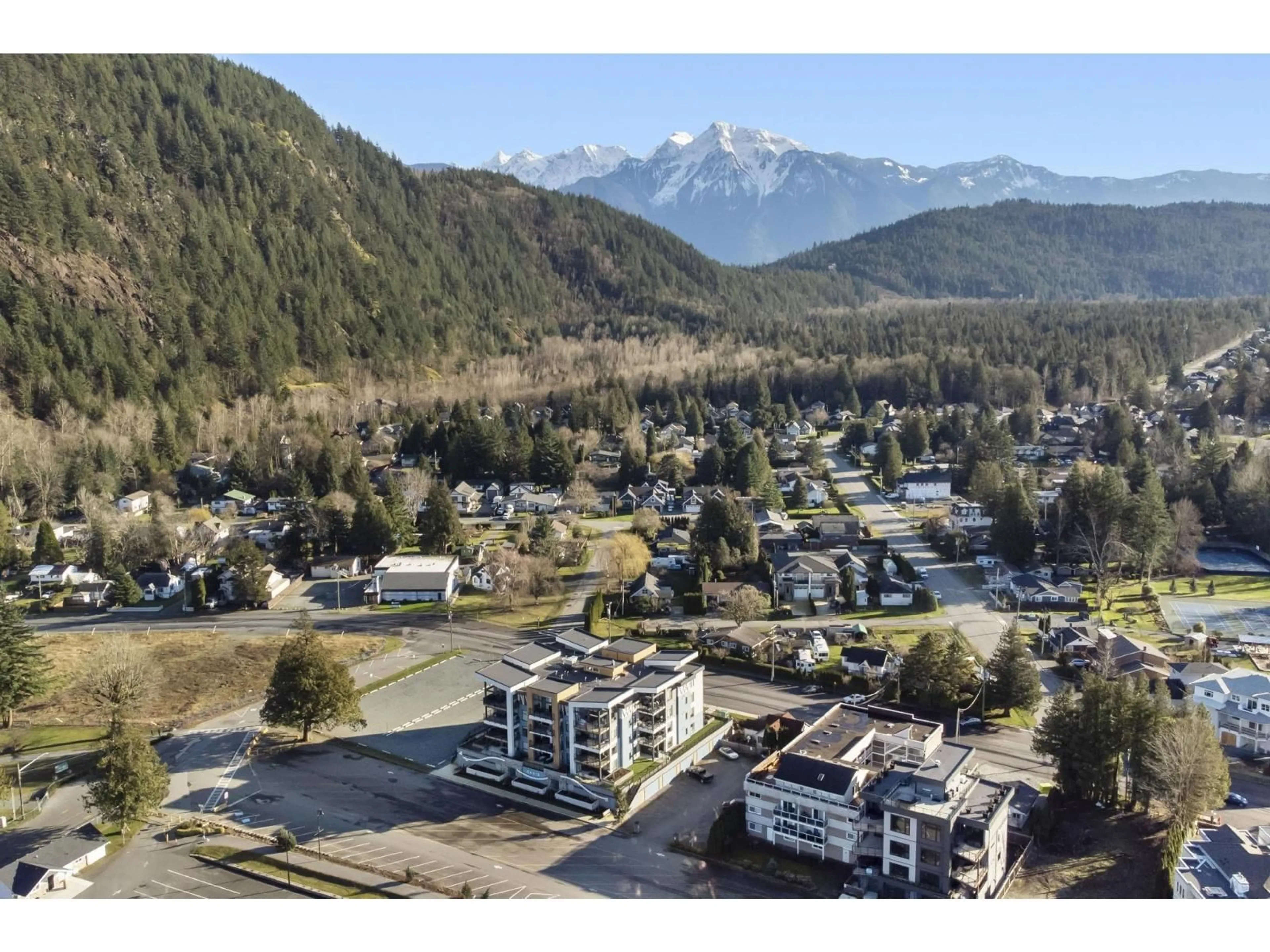 A pic from outside/outdoor area/front of a property/back of a property/a pic from drone, mountain view for 307 - 470 ESPLANADE AVENUE, Harrison Hot Springs British Columbia V0M1K0