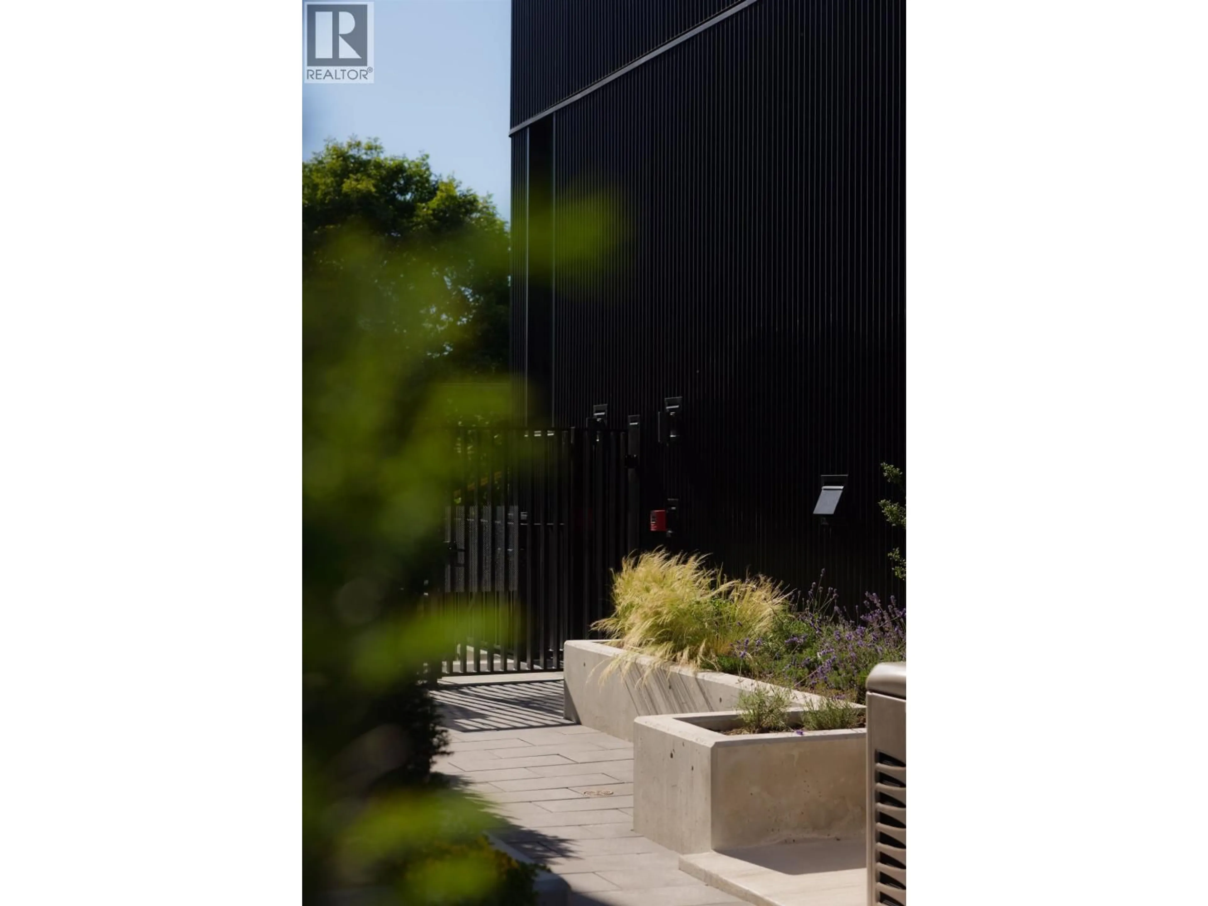A pic from outside/outdoor area/front of a property/back of a property/a pic from drone, street for 2866 NANAIMO STREET, Vancouver British Columbia V5M2E1