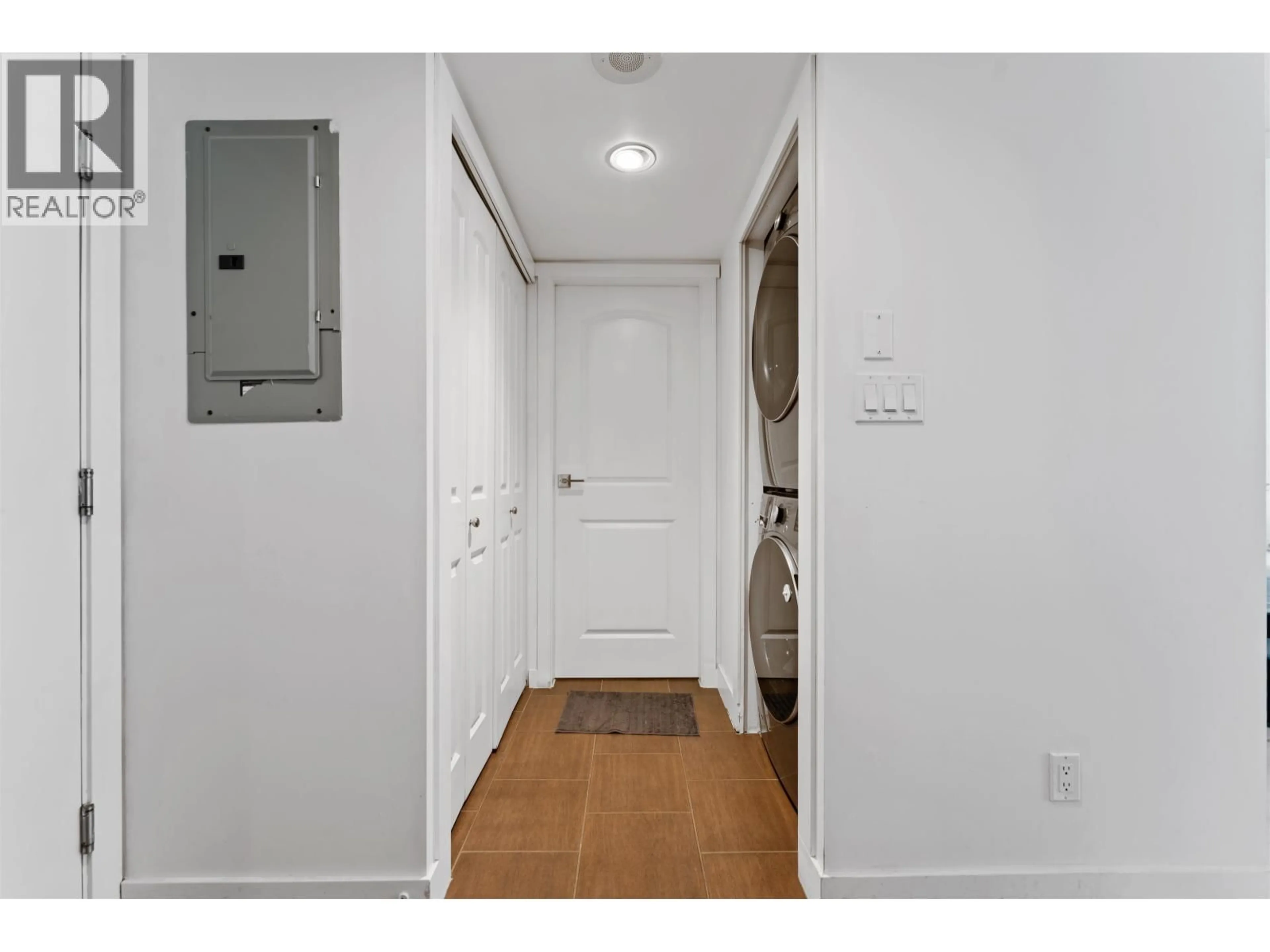 Indoor entryway for 606 - 200 KEARY STREET, New Westminster British Columbia V3L0A6