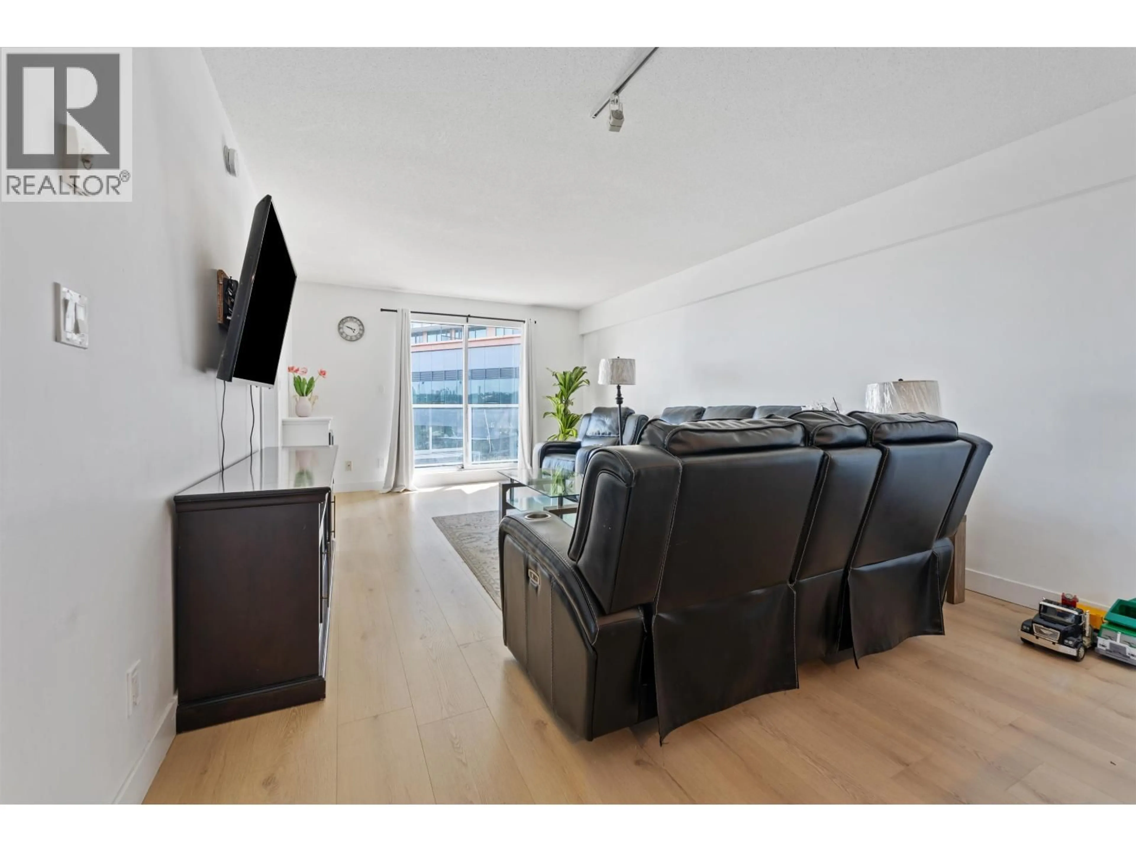 Living room with furniture, unknown for 606 - 200 KEARY STREET, New Westminster British Columbia V3L0A6