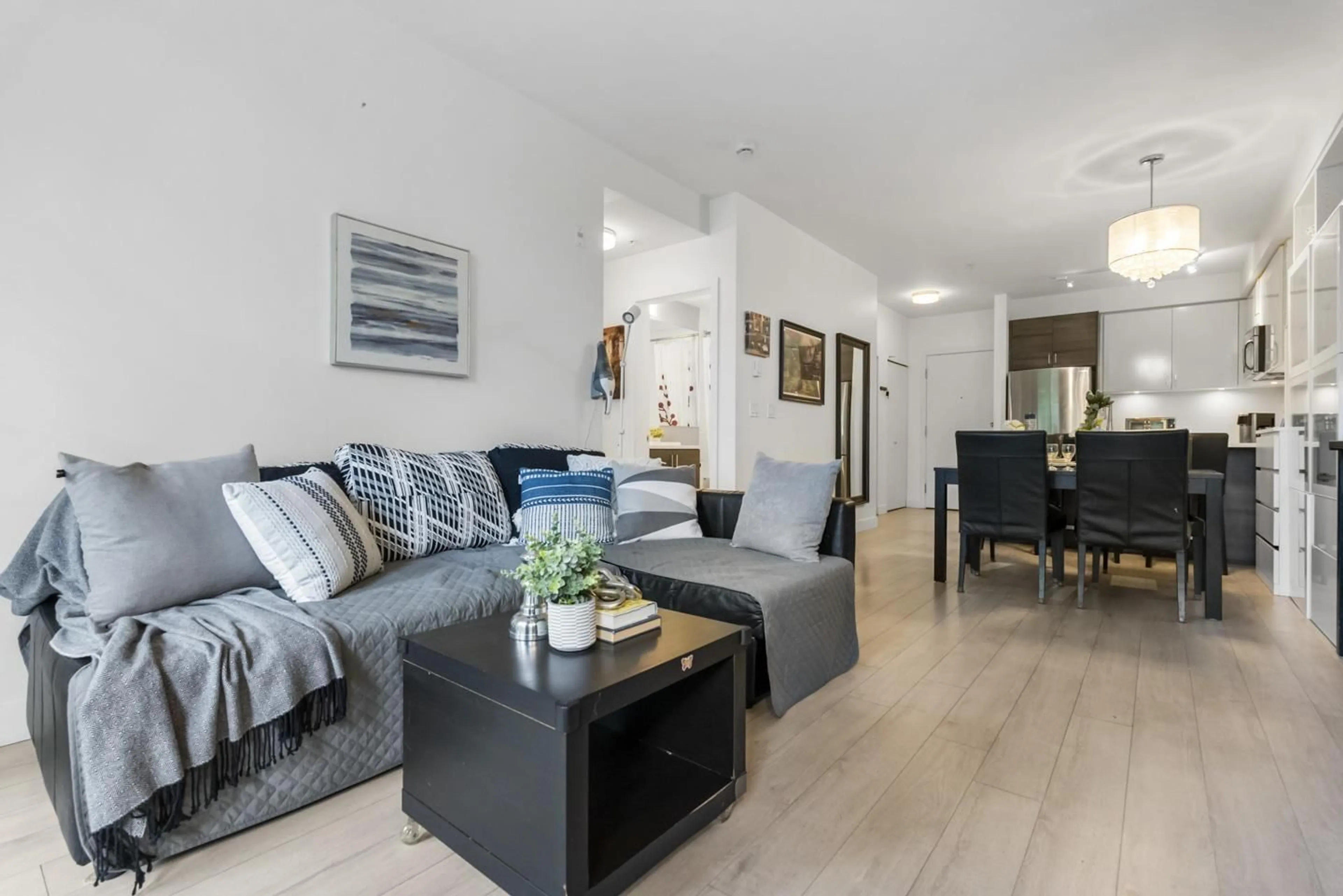 Living room with furniture, wood/laminate floor for 115 - 13919 FRASER HIGHWAY, Surrey British Columbia V3T4E6