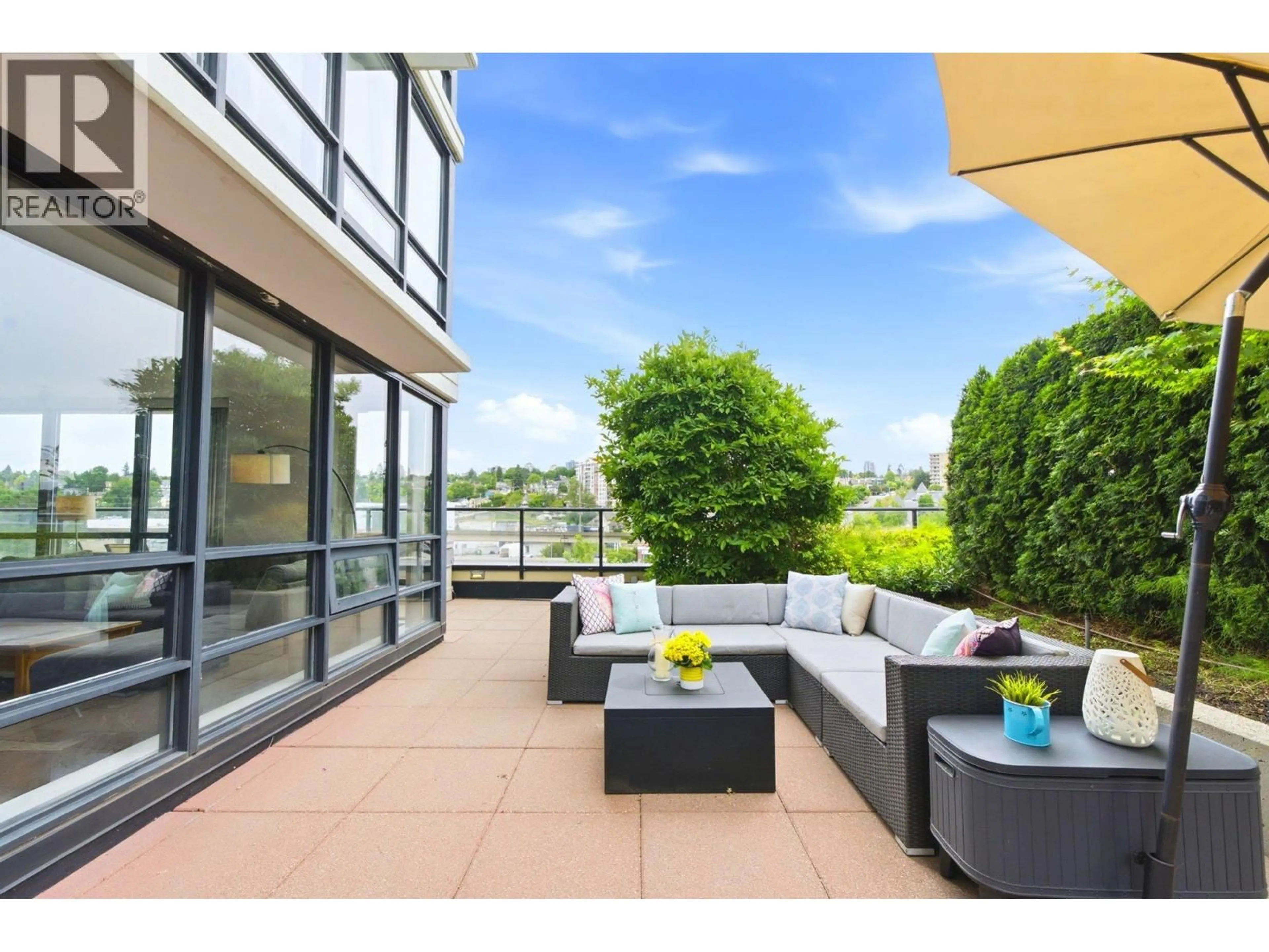 Patio, water/lake/river/ocean view for 401 - 1 RENAISSANCE SQUARE, New Westminster British Columbia V3M0B6
