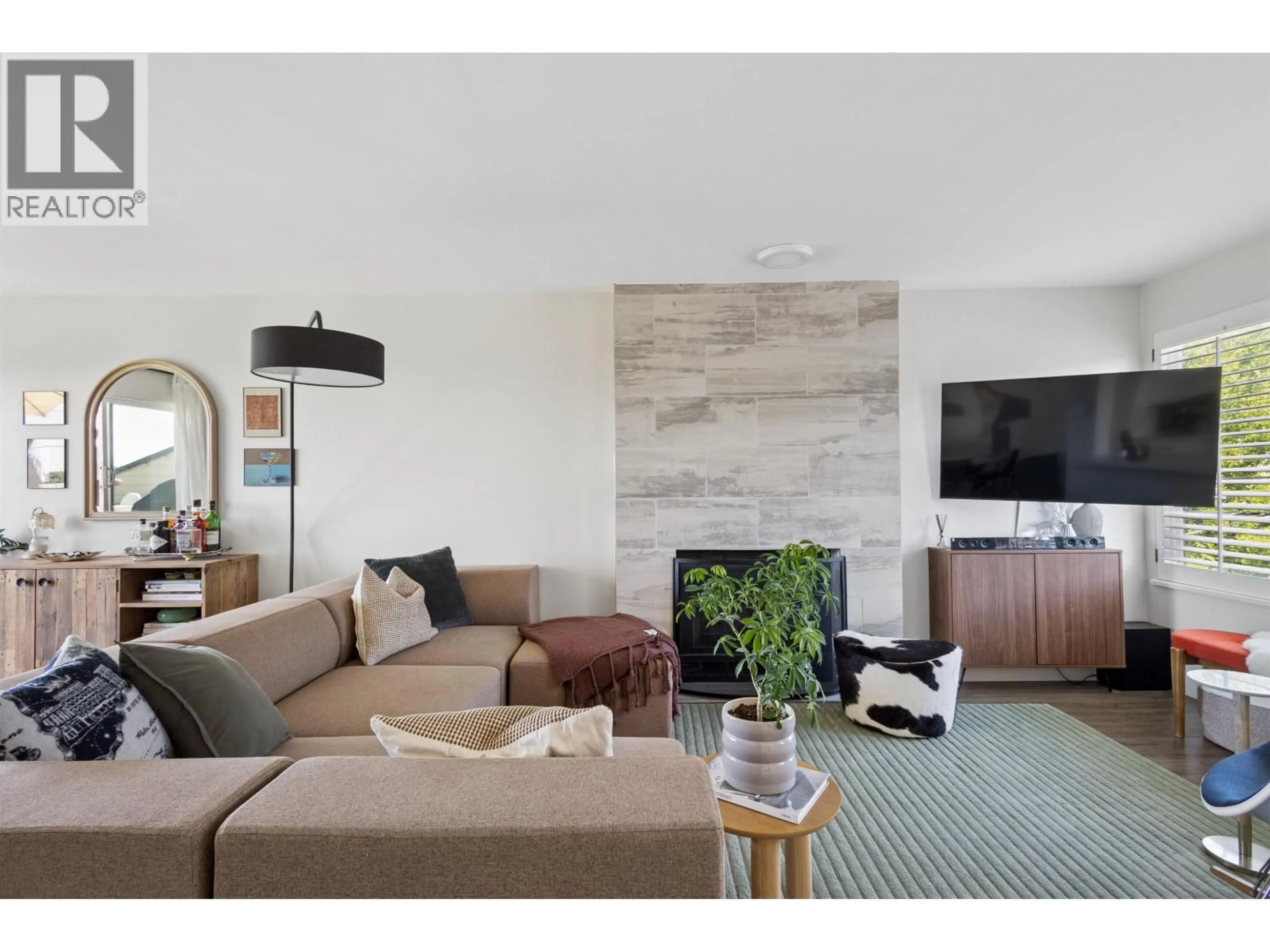 Living room with furniture, unknown for 3 - 270 3RD STREET, North Vancouver British Columbia V7L1E7