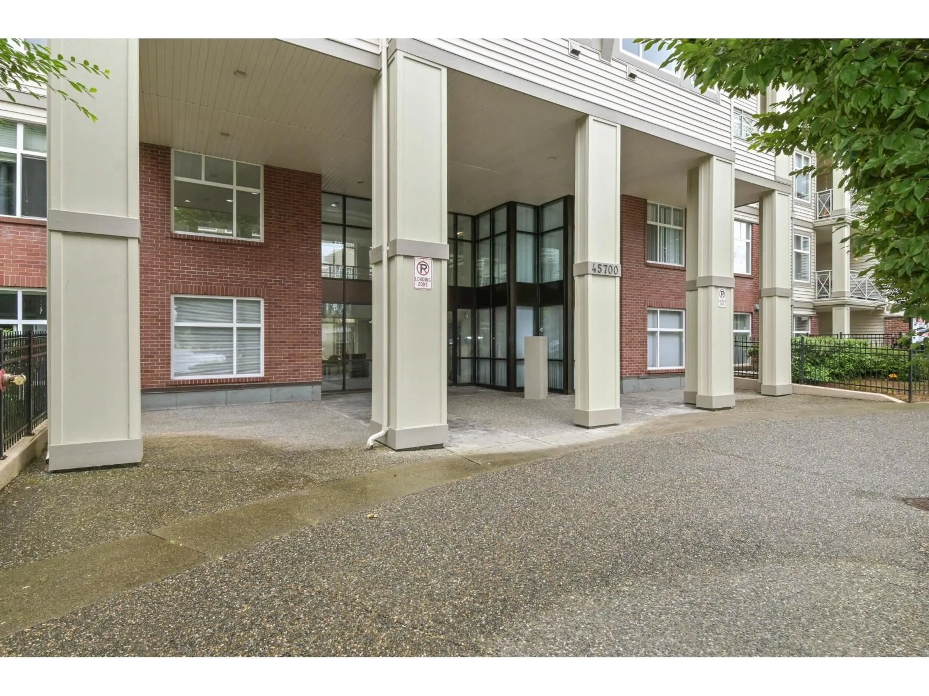 Indoor foyer for 105 - 45700 WELLINGTON AVENUE, Chilliwack British Columbia V2P2E4