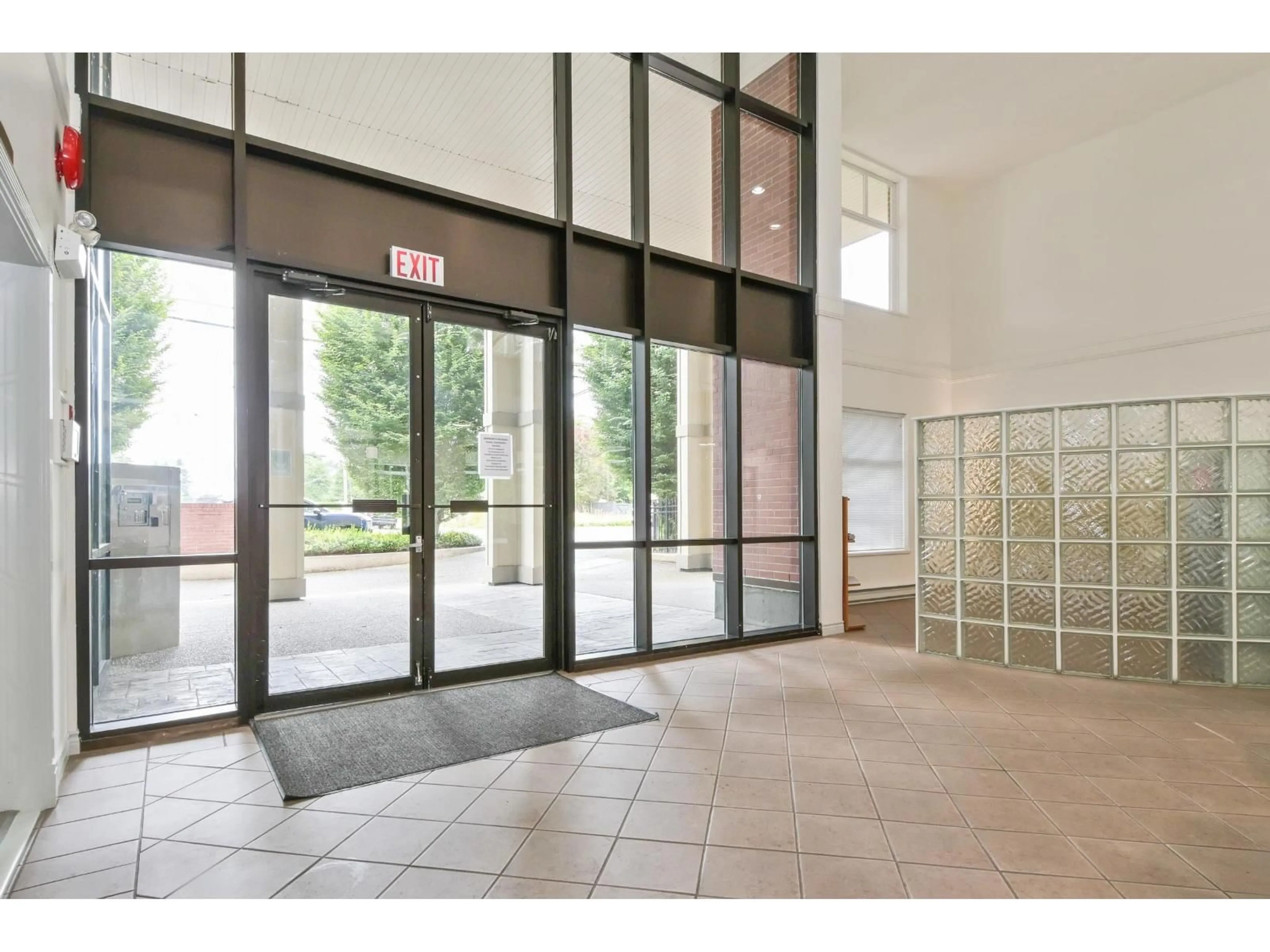 Indoor foyer for 105 - 45700 WELLINGTON AVENUE, Chilliwack British Columbia V2P2E4