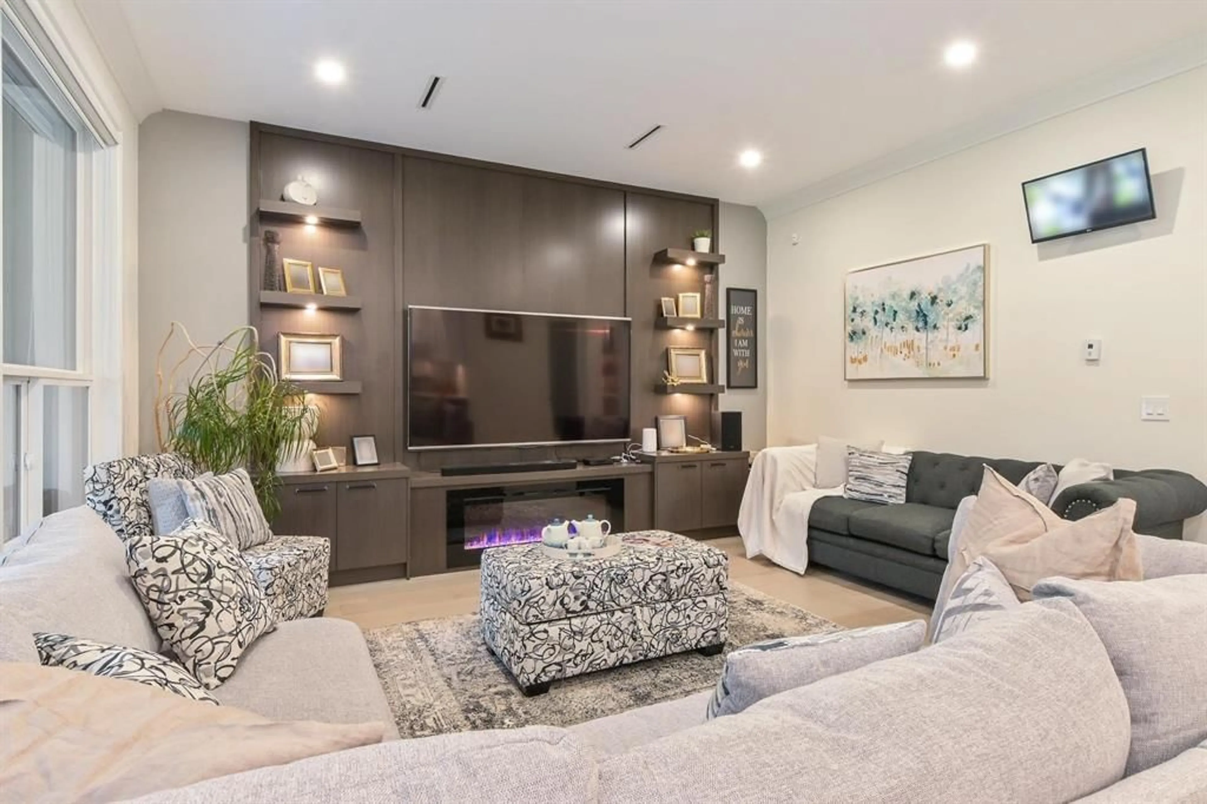 Living room with furniture, unknown for 4113 207 STREET, Langley British Columbia V3A2E2