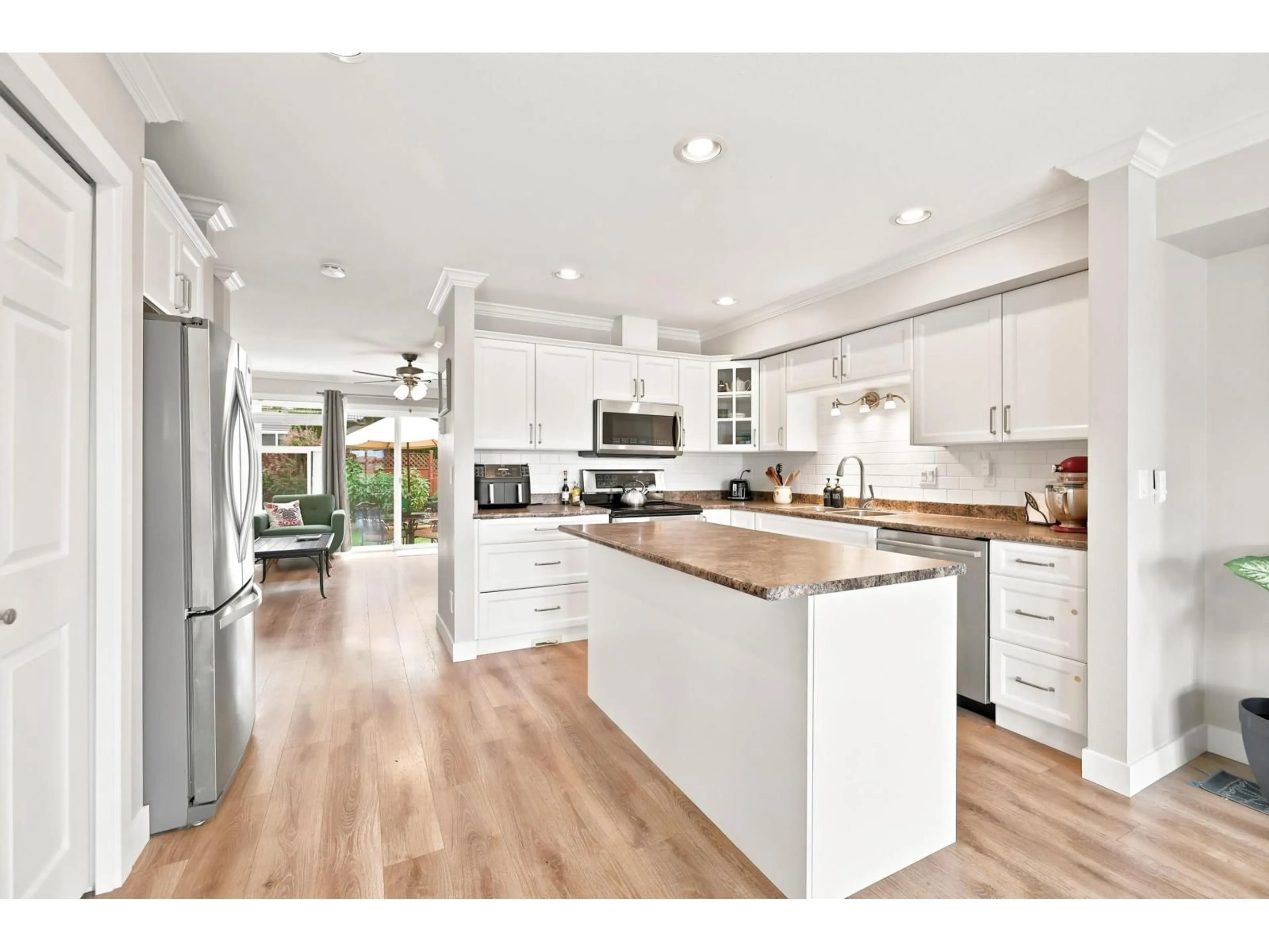 Open concept kitchen, wood/laminate floor for 10 - 5900 JINKERSON ROAD, Chilliwack British Columbia V2R0B2