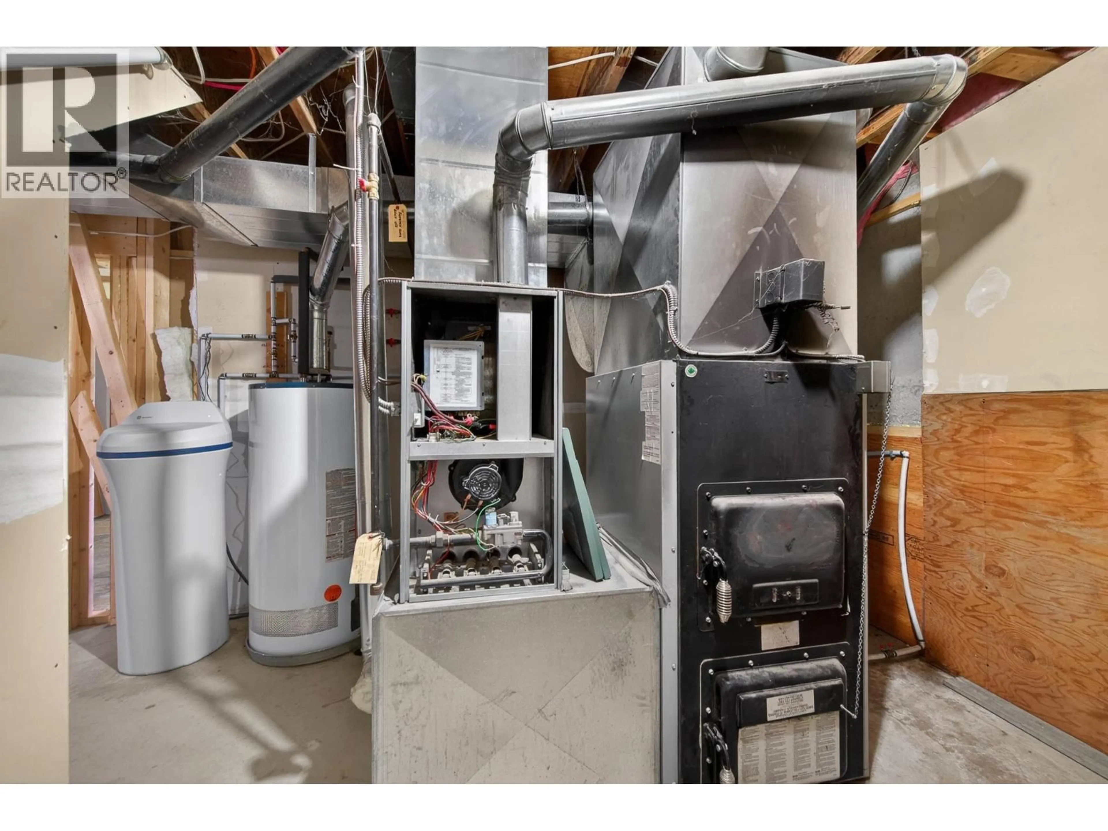 Kitchen with laundary machines, unknown for 6391 HOUSEMAN ROAD, 100 Mile House British Columbia V0K1G0
