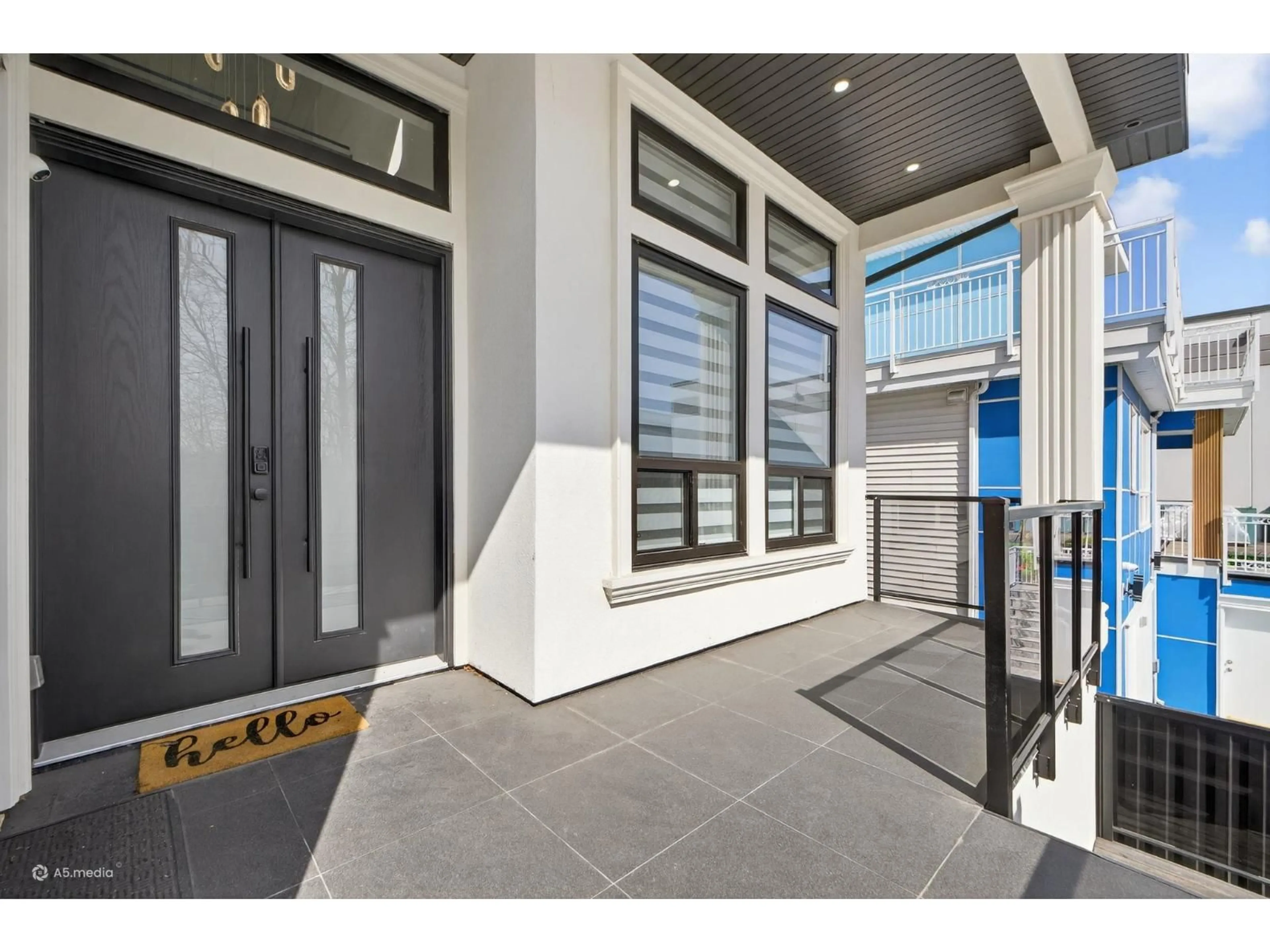 Indoor entryway for 12927 115A AVENUE, Surrey British Columbia V3R2R3
