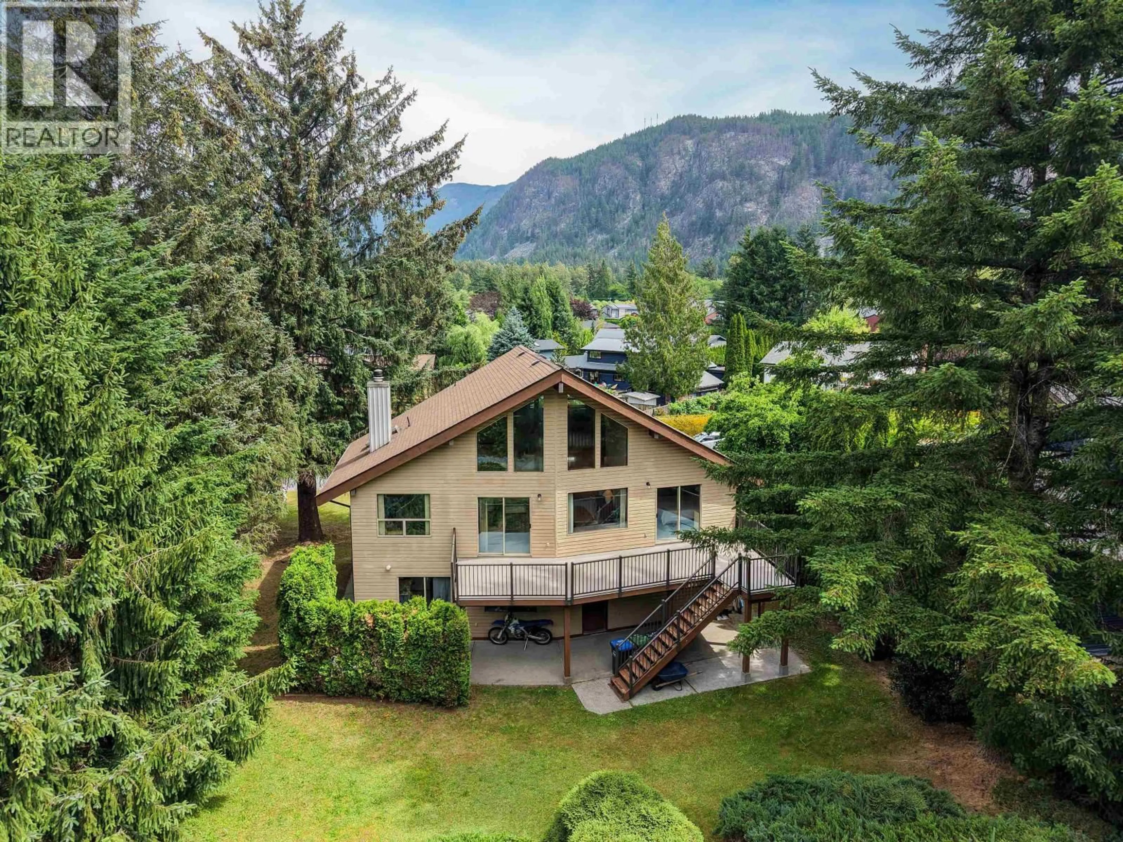 A pic from outside/outdoor area/front of a property/back of a property/a pic from drone, mountain view for 1464 MAPLE CRESCENT, Squamish British Columbia V0N1H0