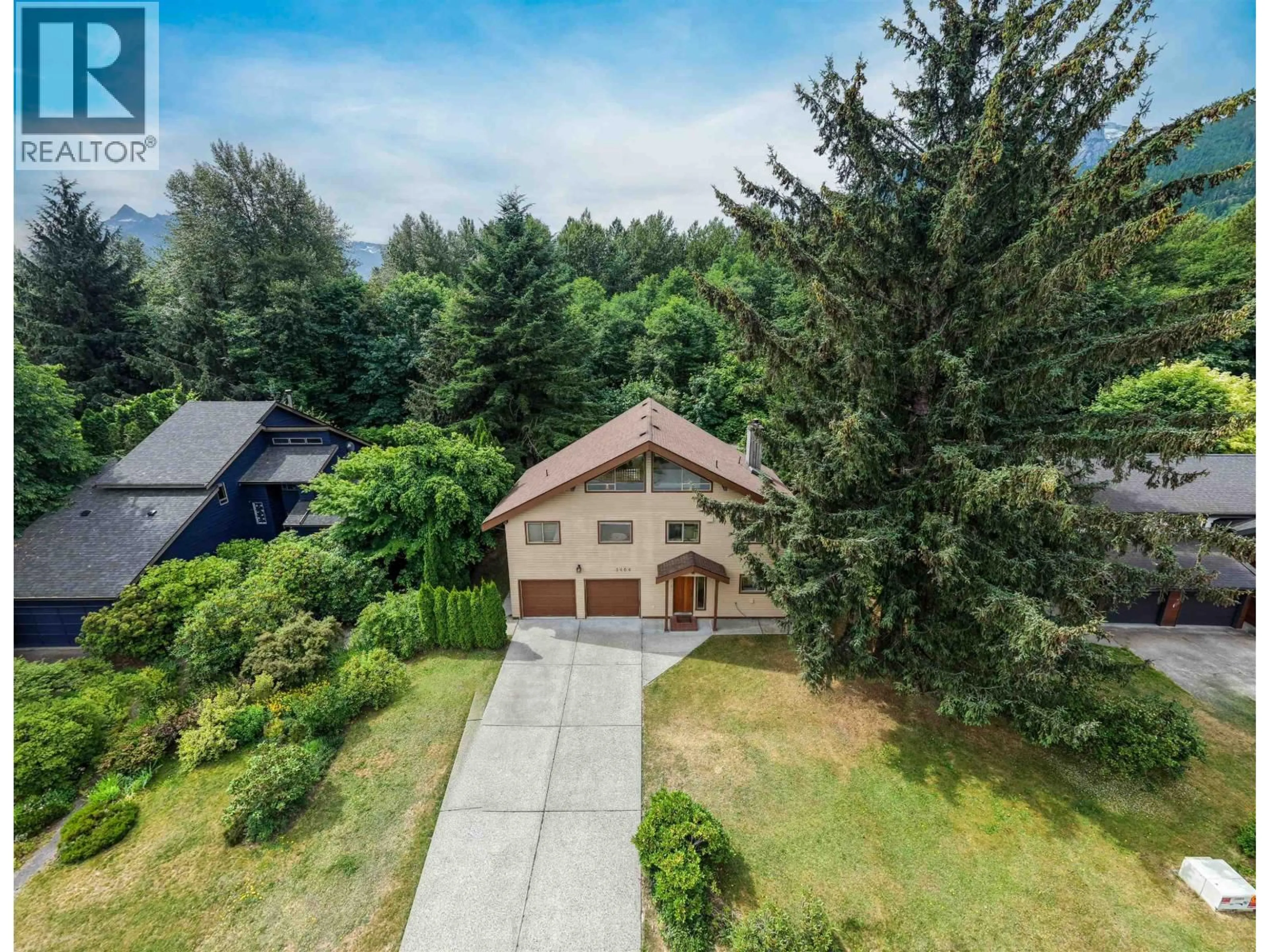 A pic from outside/outdoor area/front of a property/back of a property/a pic from drone, mountain view for 1464 MAPLE CRESCENT, Squamish British Columbia V0N1H0