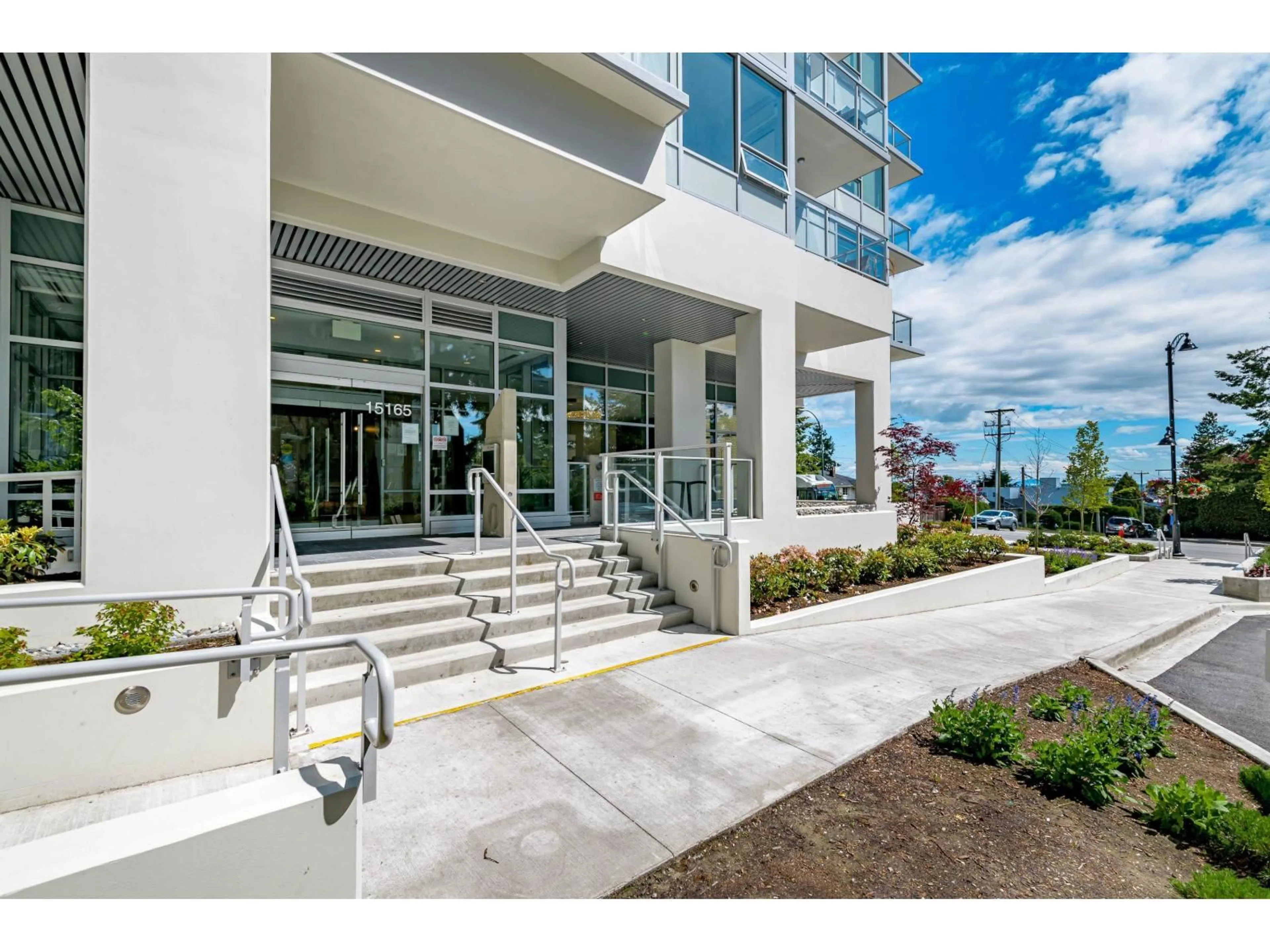 Indoor foyer for 402 - 15165 THRIFT AVENUE, Surrey British Columbia V4B0C1