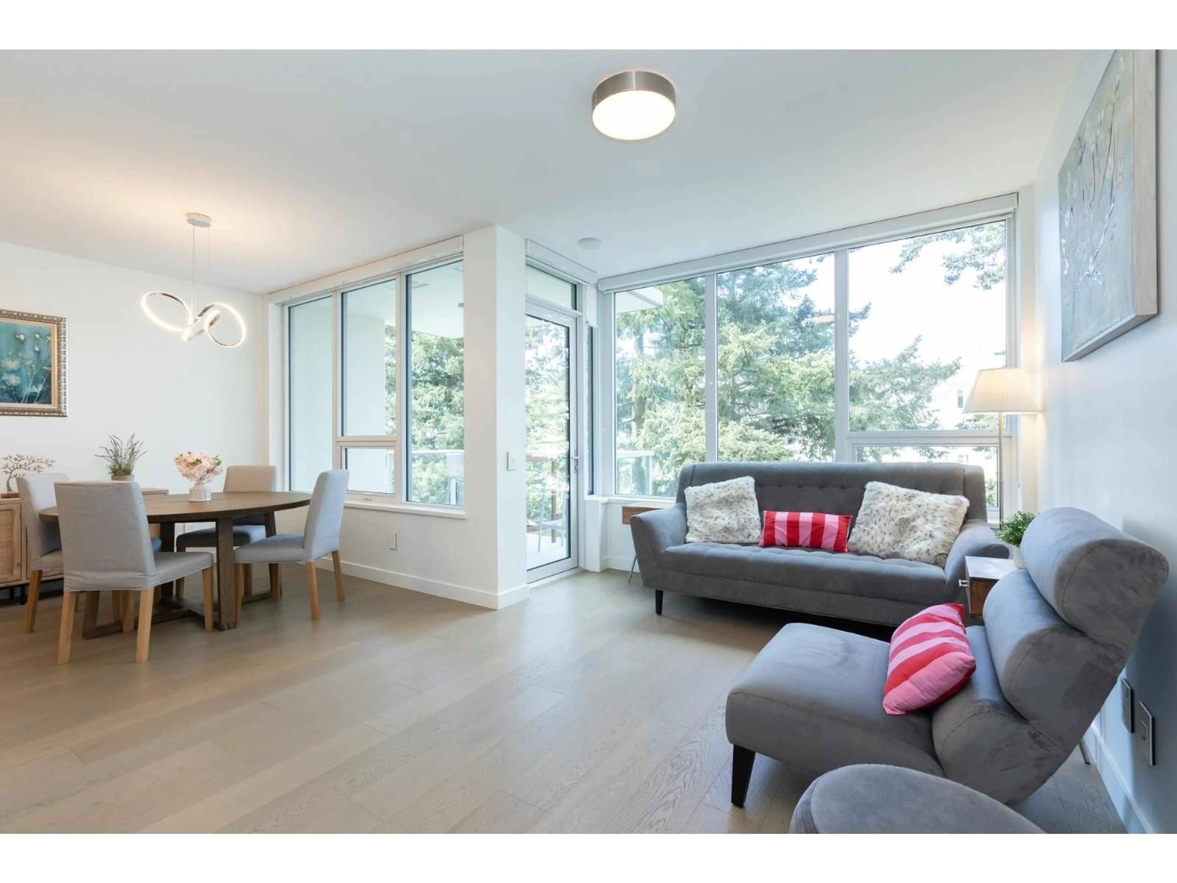 Living room with furniture, unknown for 402 - 15165 THRIFT AVENUE, Surrey British Columbia V4B0C1