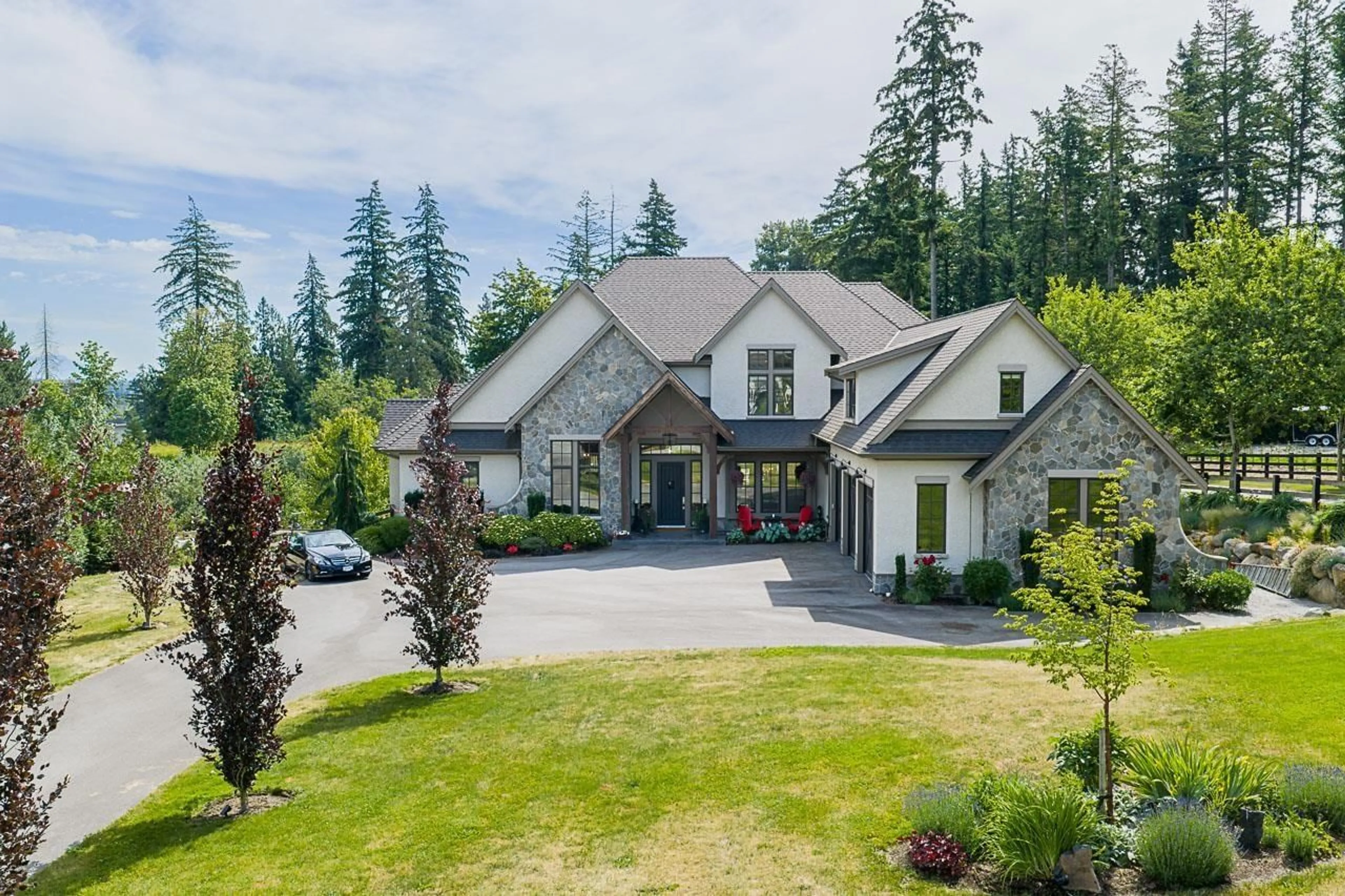 A pic from outside/outdoor area/front of a property/back of a property/a pic from drone, mountain view for 142 208 STREET, Langley British Columbia V2Z1T7