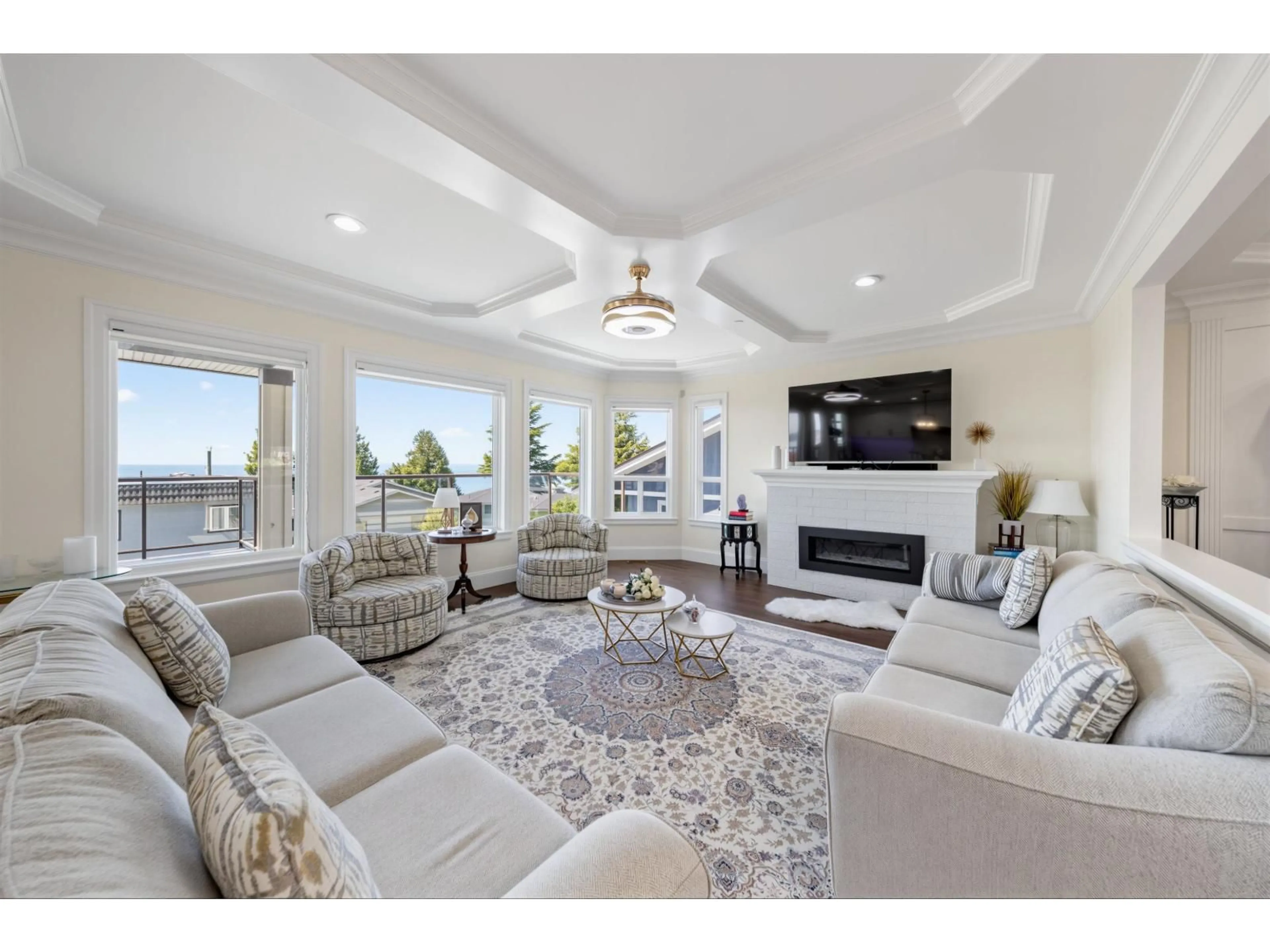 Living room with furniture, unknown for 15354 ROYAL AVENUE, White Rock British Columbia V4B1M8