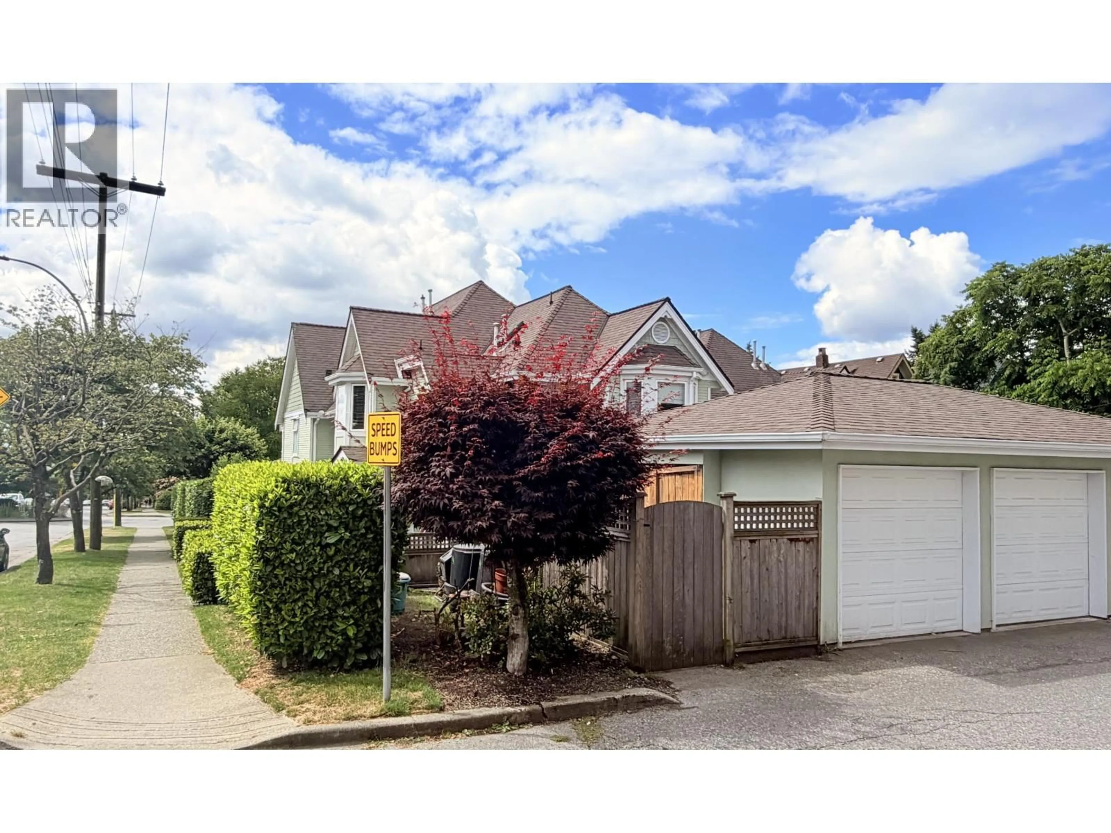 A pic from outside/outdoor area/front of a property/back of a property/a pic from drone, street for 1015 ST. ANDREWS AVENUE, North Vancouver British Columbia V7L4S3