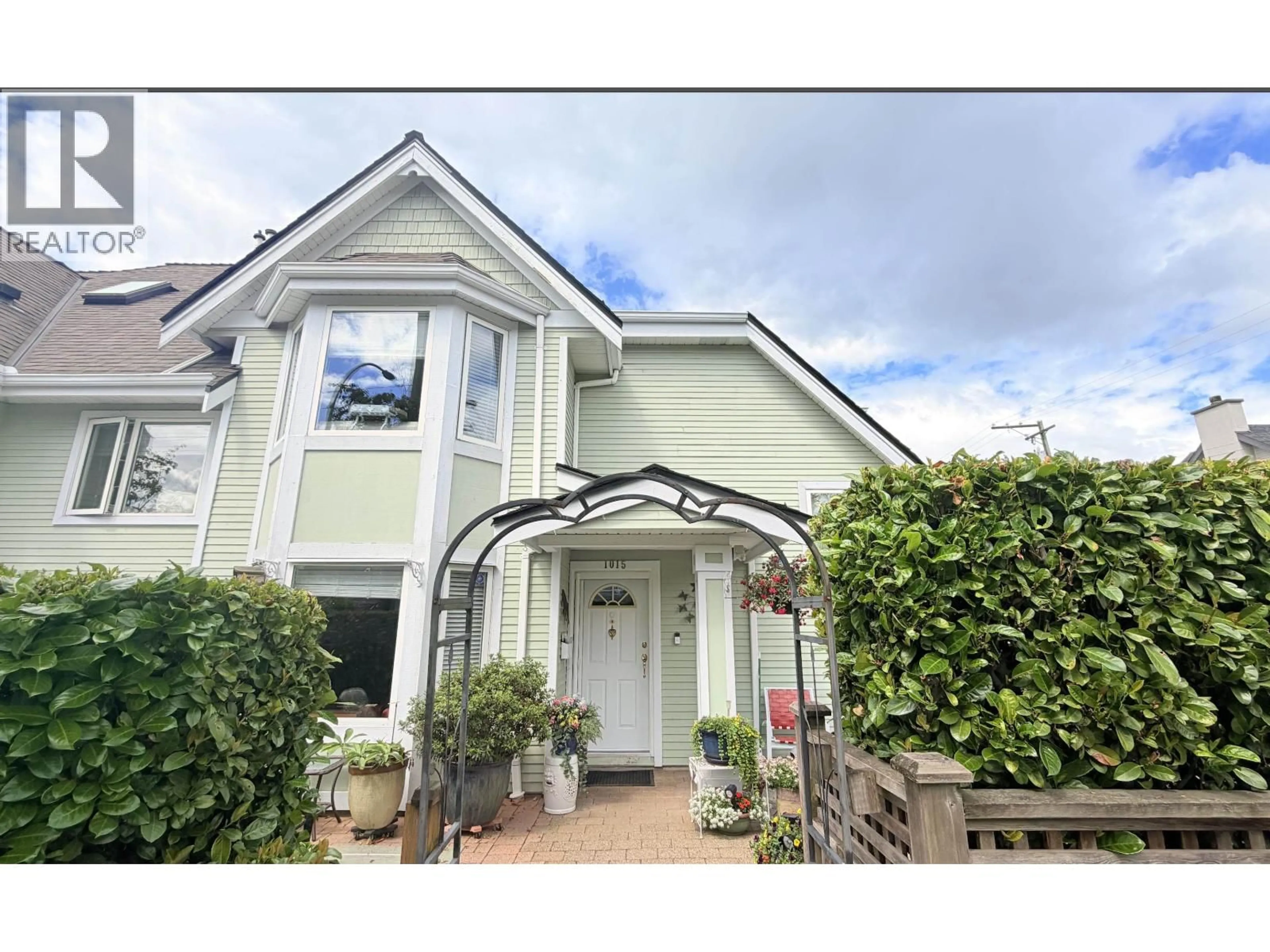 A pic from outside/outdoor area/front of a property/back of a property/a pic from drone, street for 1015 ST. ANDREWS AVENUE, North Vancouver British Columbia V7L4S3