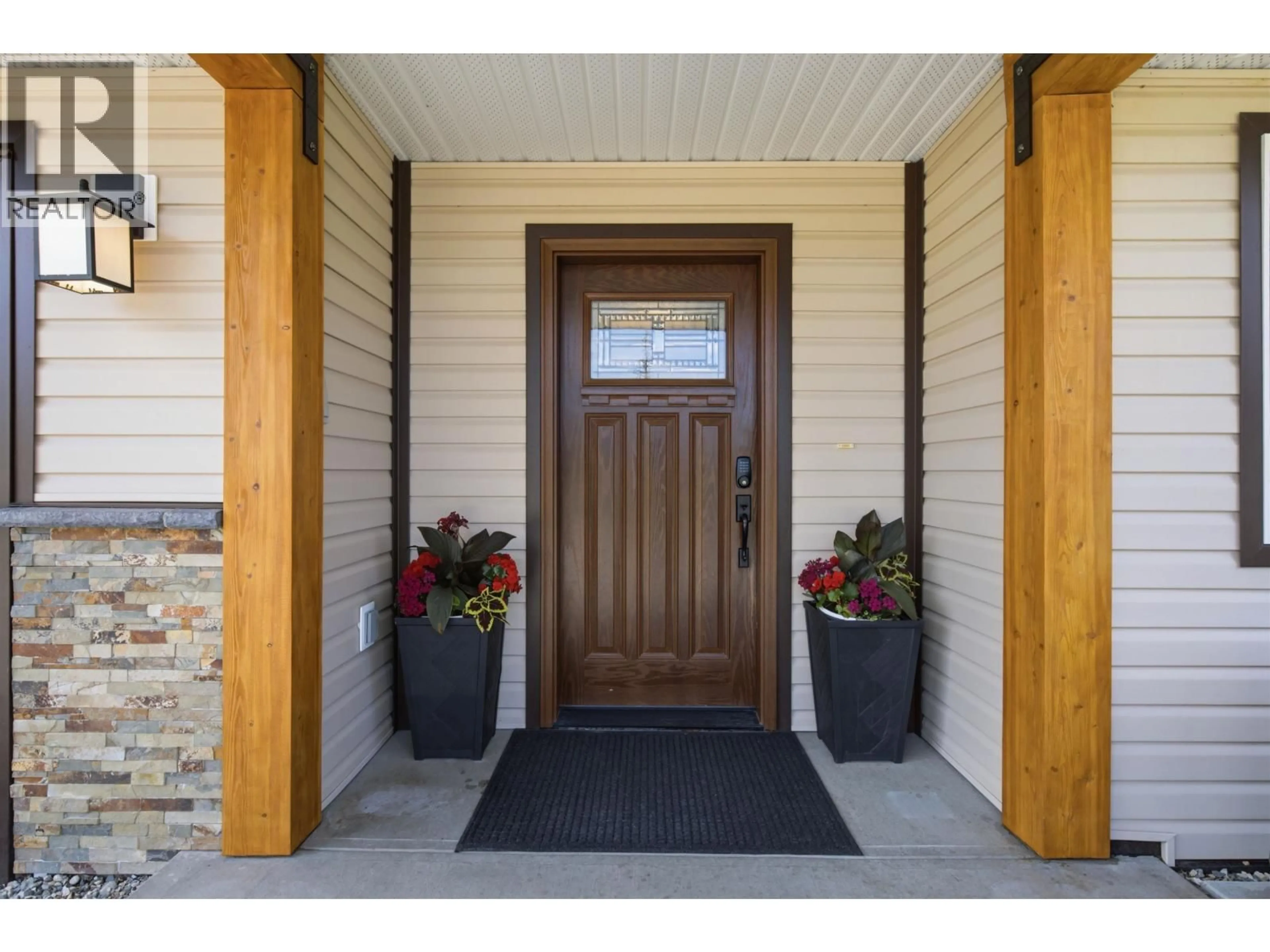 Indoor entryway for 3136 PIGEON ROAD, 150 Mile House British Columbia V0K2G0