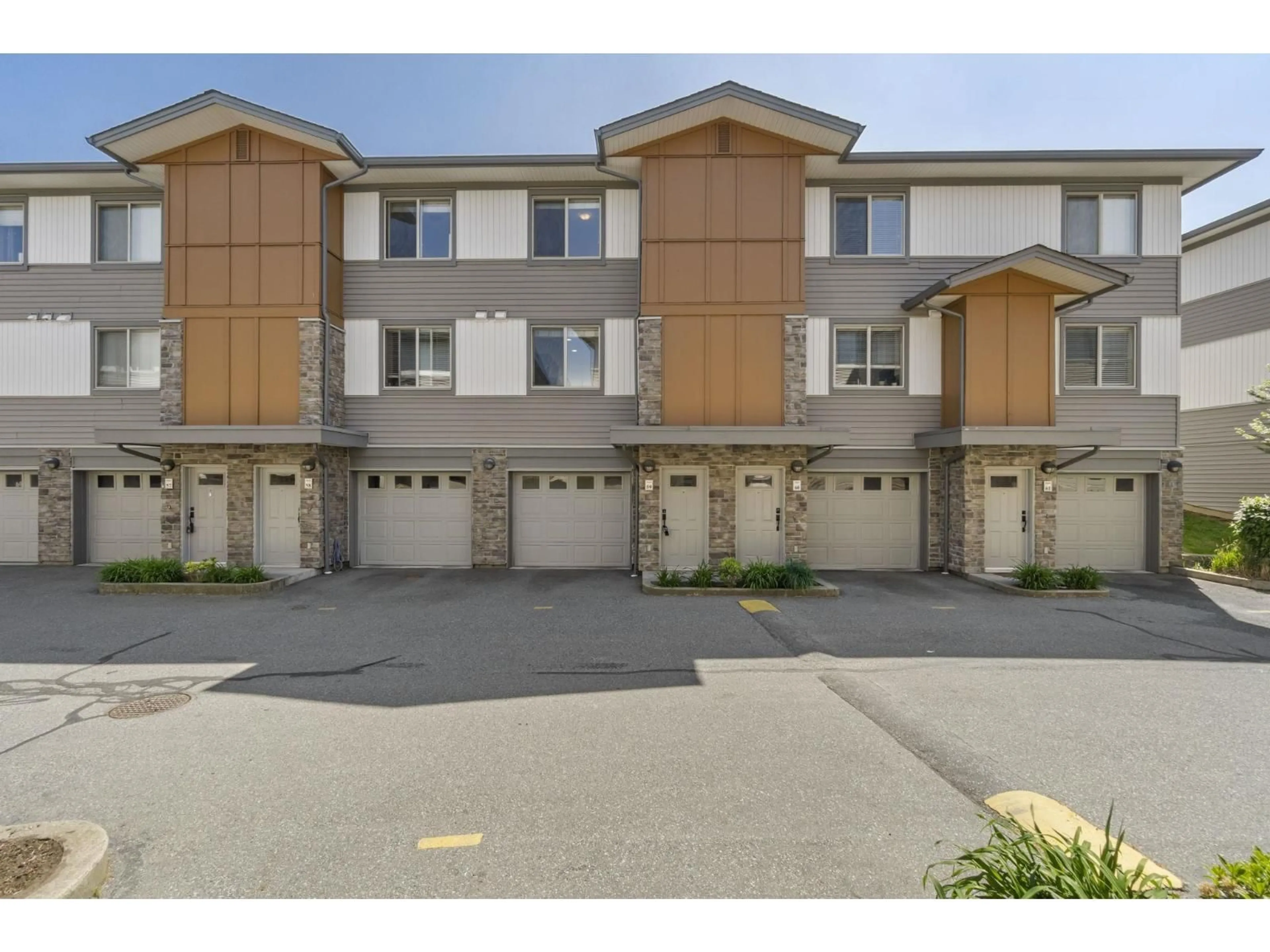 A pic from outside/outdoor area/front of a property/back of a property/a pic from drone, street for 59 - 34248 KING ROAD, Abbotsford British Columbia V2S0B1