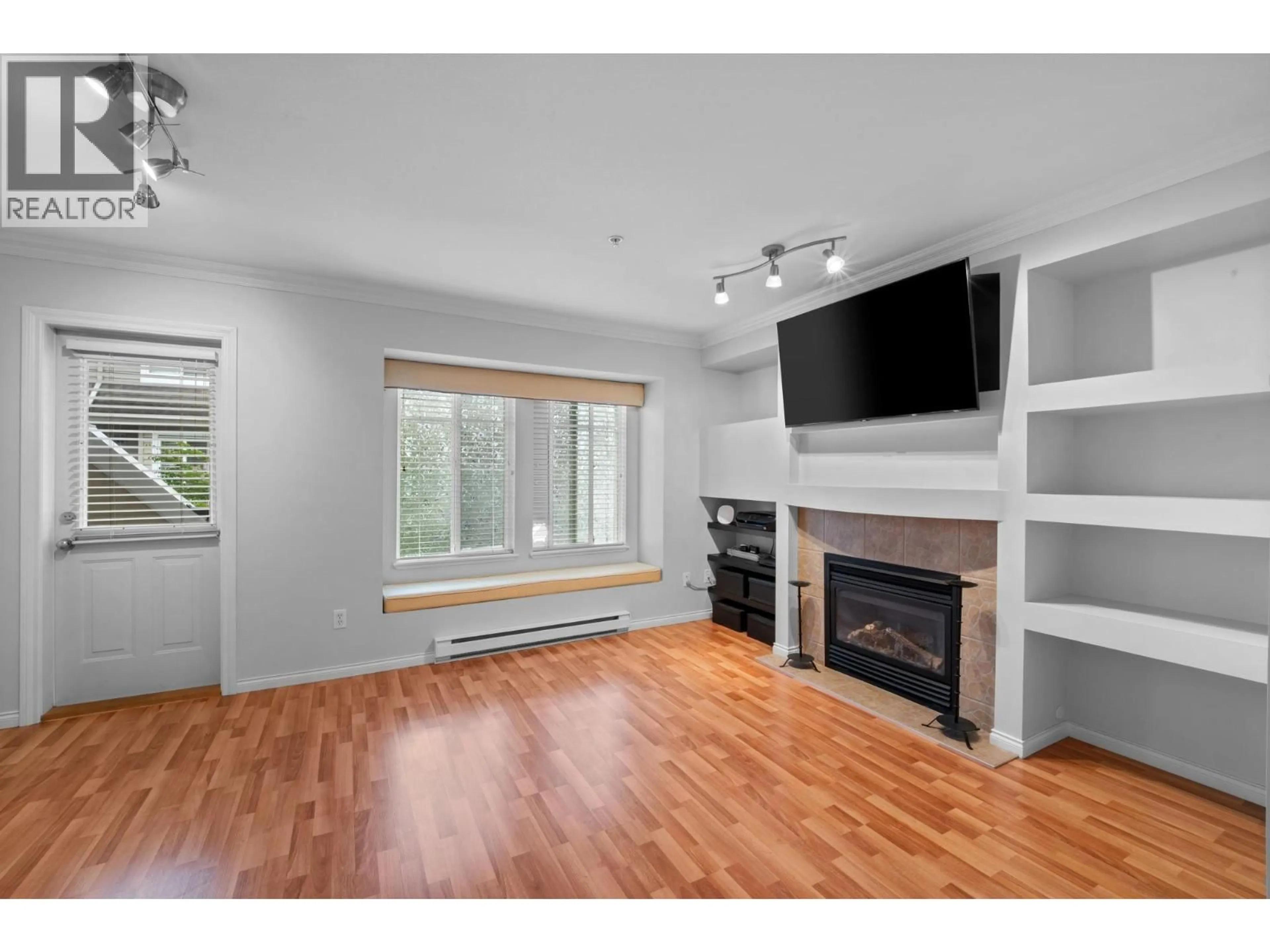 Living room with furniture, wood/laminate floor for 29 - 19141 124 AVENUE, Pitt Meadows British Columbia V3Y2V6