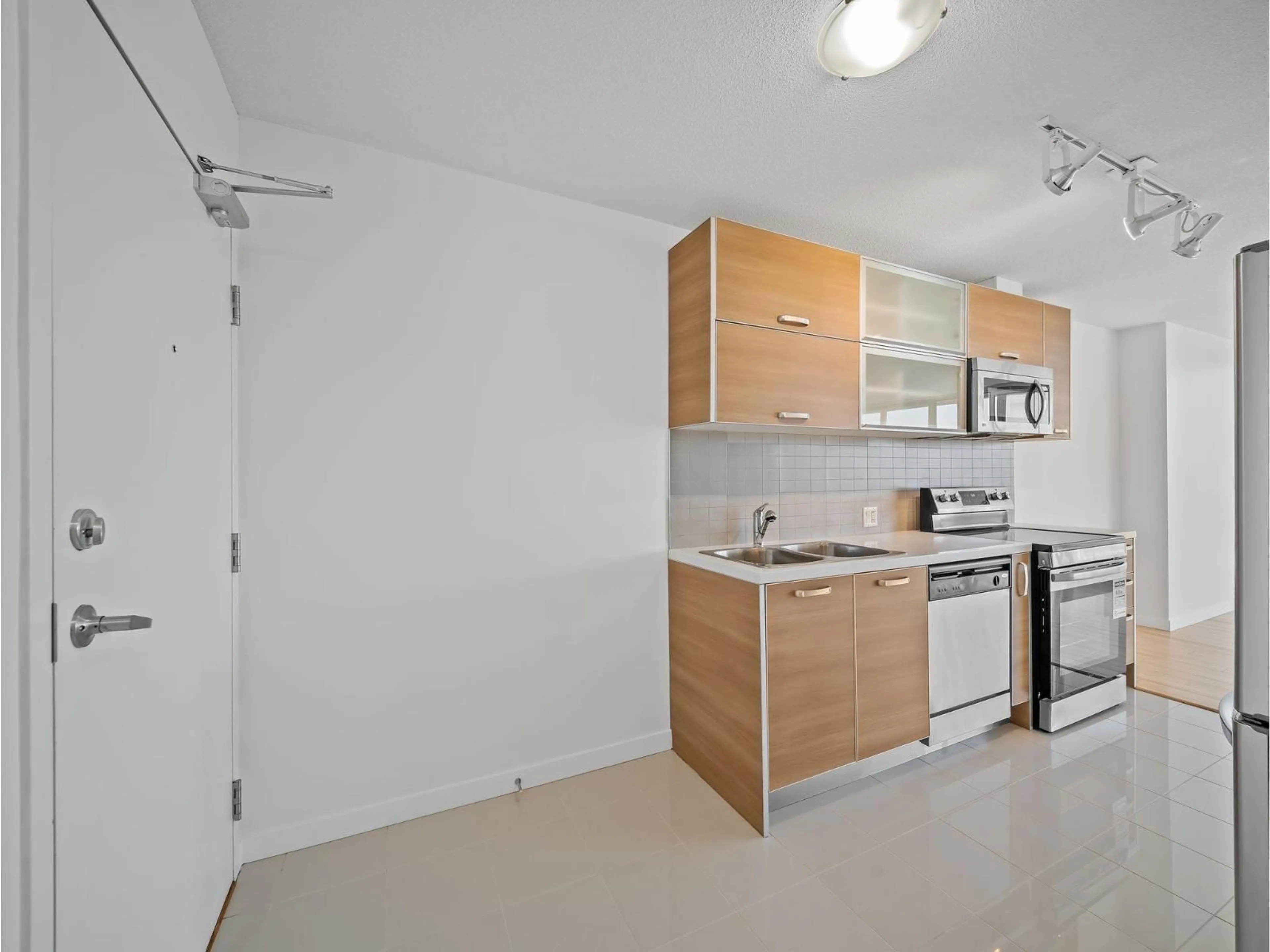 Standard kitchen, unknown for 3305 - 13688 100 AVENUE, Surrey British Columbia V3T0G5