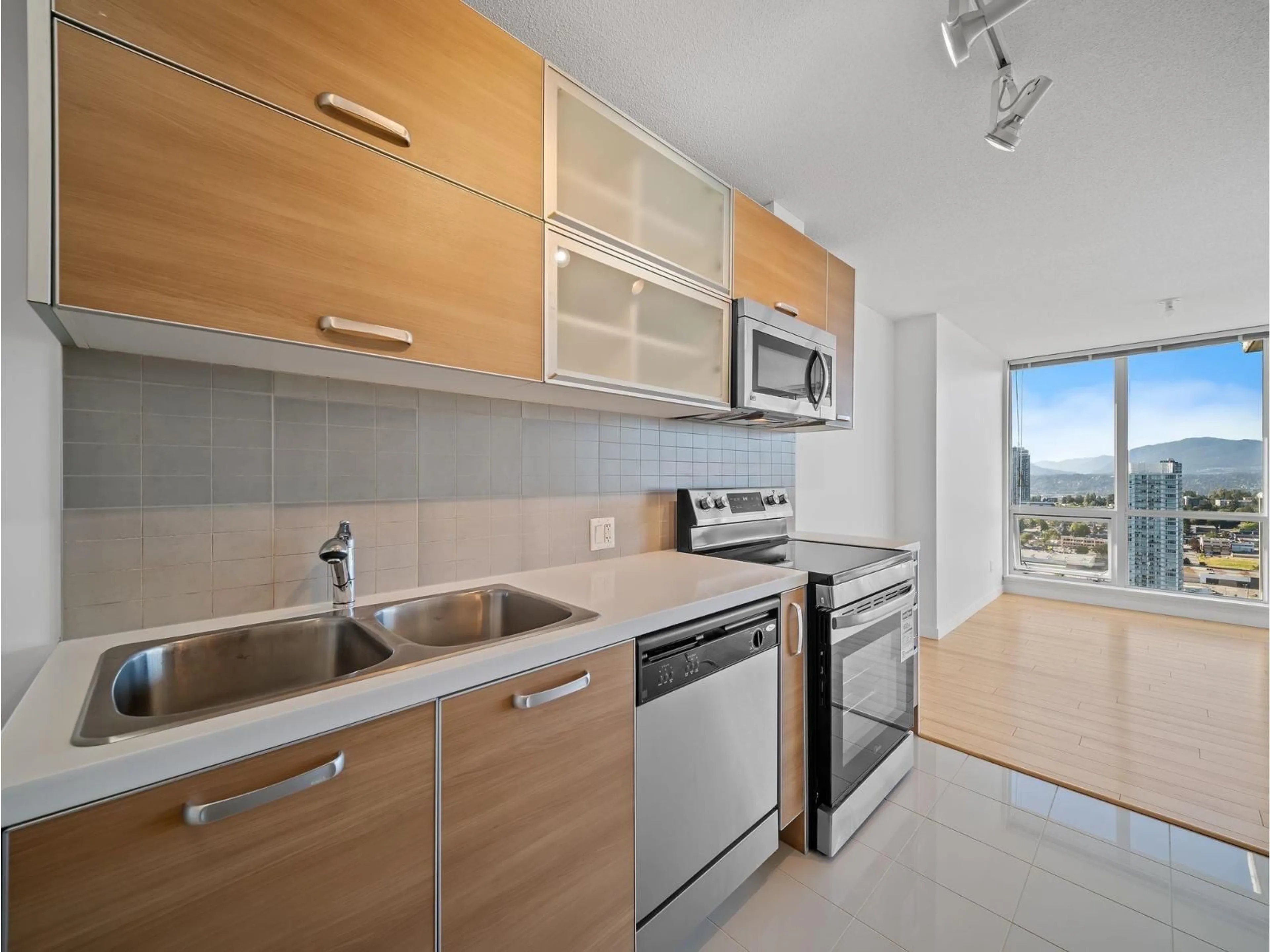 Standard kitchen, unknown for 3305 - 13688 100 AVENUE, Surrey British Columbia V3T0G5