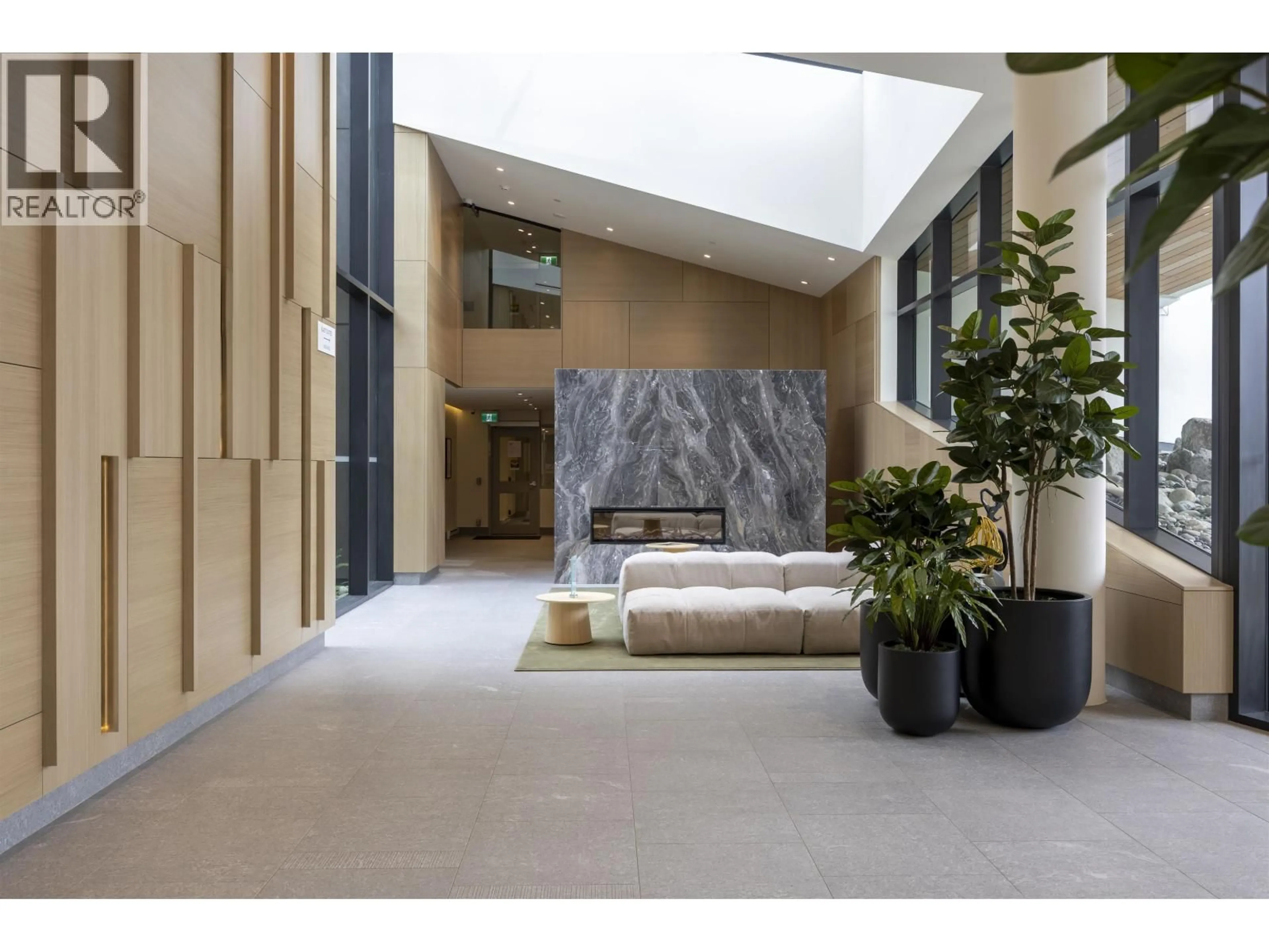 Indoor foyer for 208 - 3963 UPLANDS, Vancouver British Columbia V7S0B7