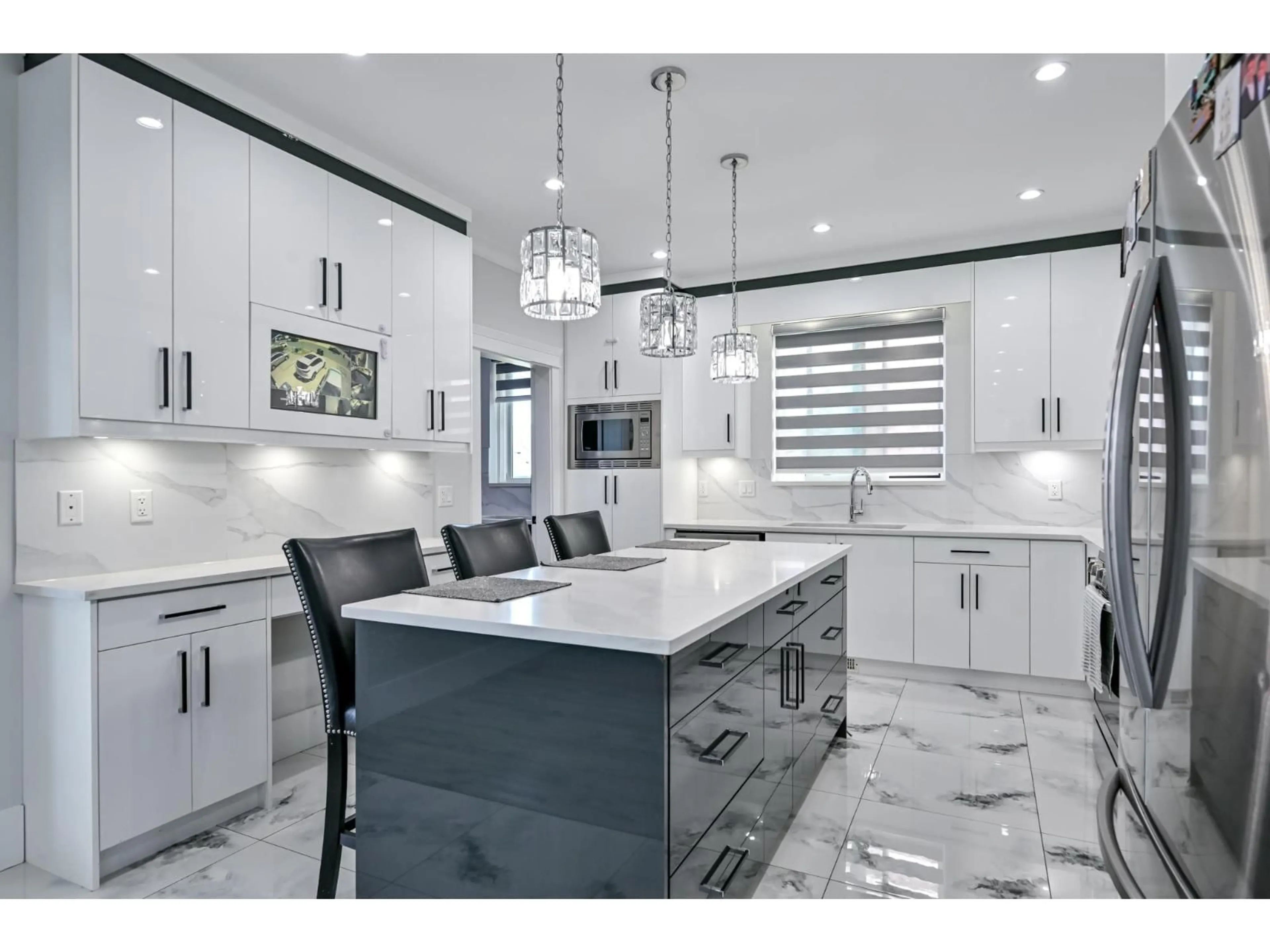 Contemporary kitchen, ceramic/tile floor for 31041 DEERTRAIL DRIVE NORTH, Abbotsford British Columbia V2T5J7