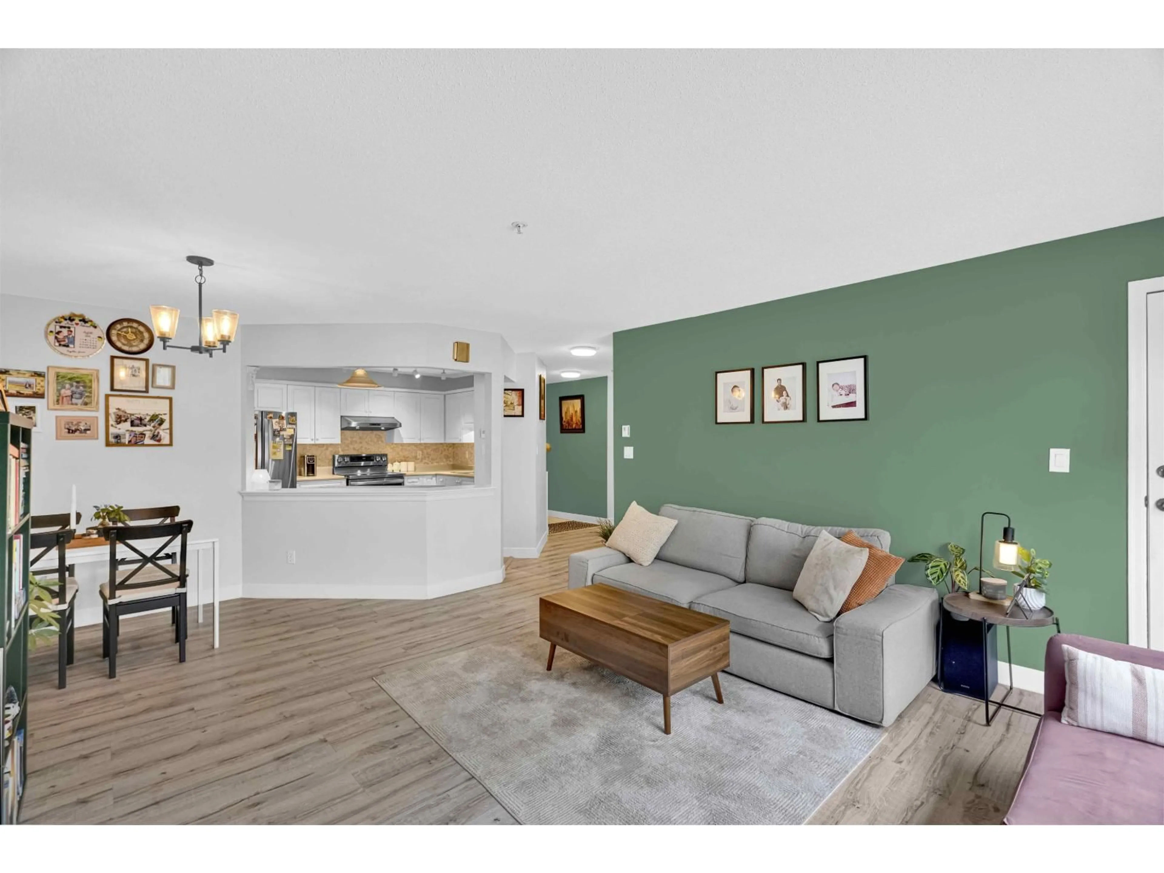Living room with furniture, wood/laminate floor for 405 - 20200 54A AVENUE, Langley British Columbia V3A3W7
