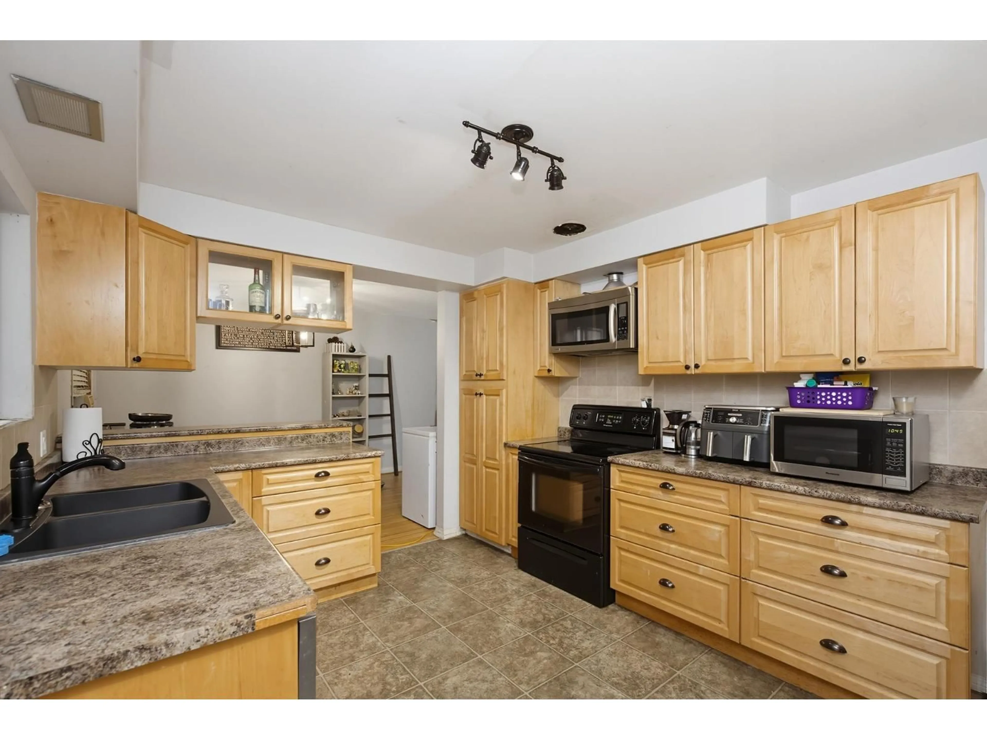 Standard kitchen, unknown for 33539 DEWDNEY TRUNK ROAD, Mission British Columbia V2V6Y3