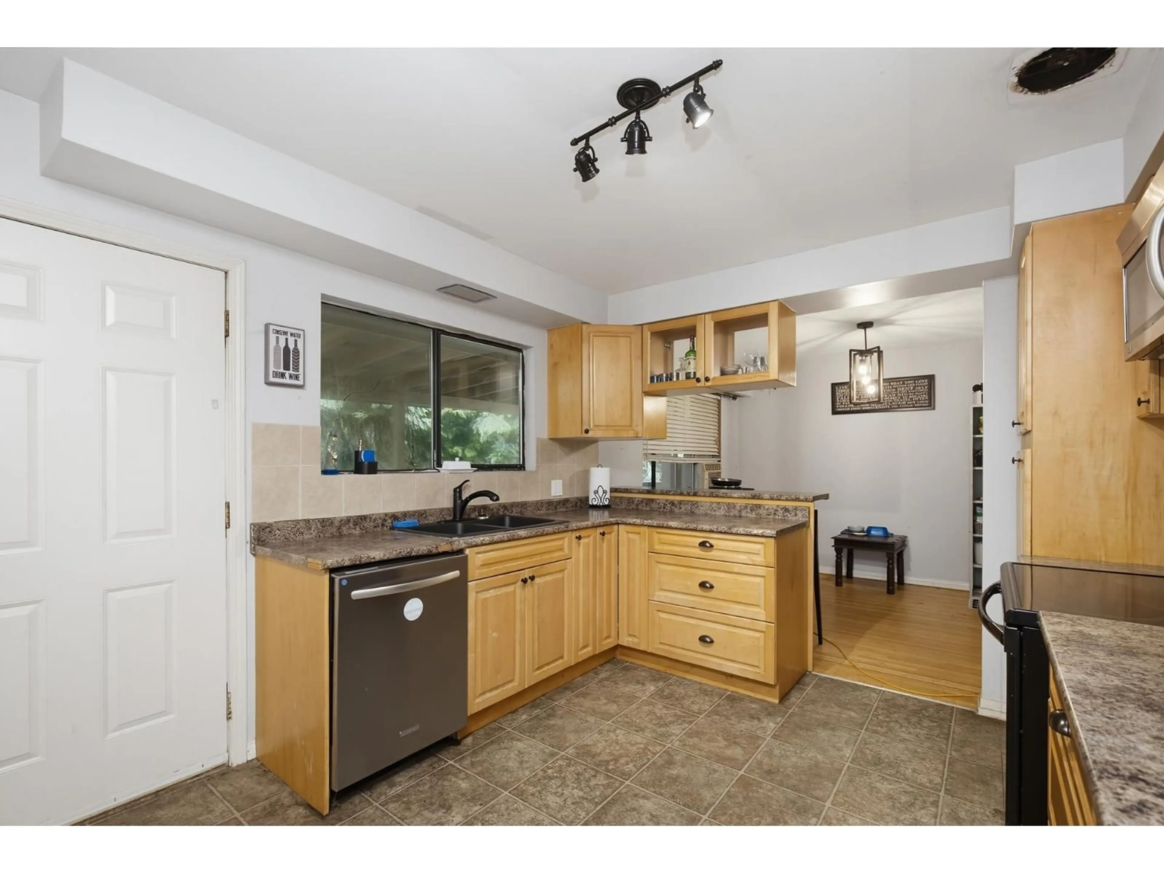 Standard kitchen, unknown for 33539 DEWDNEY TRUNK ROAD, Mission British Columbia V2V6Y3