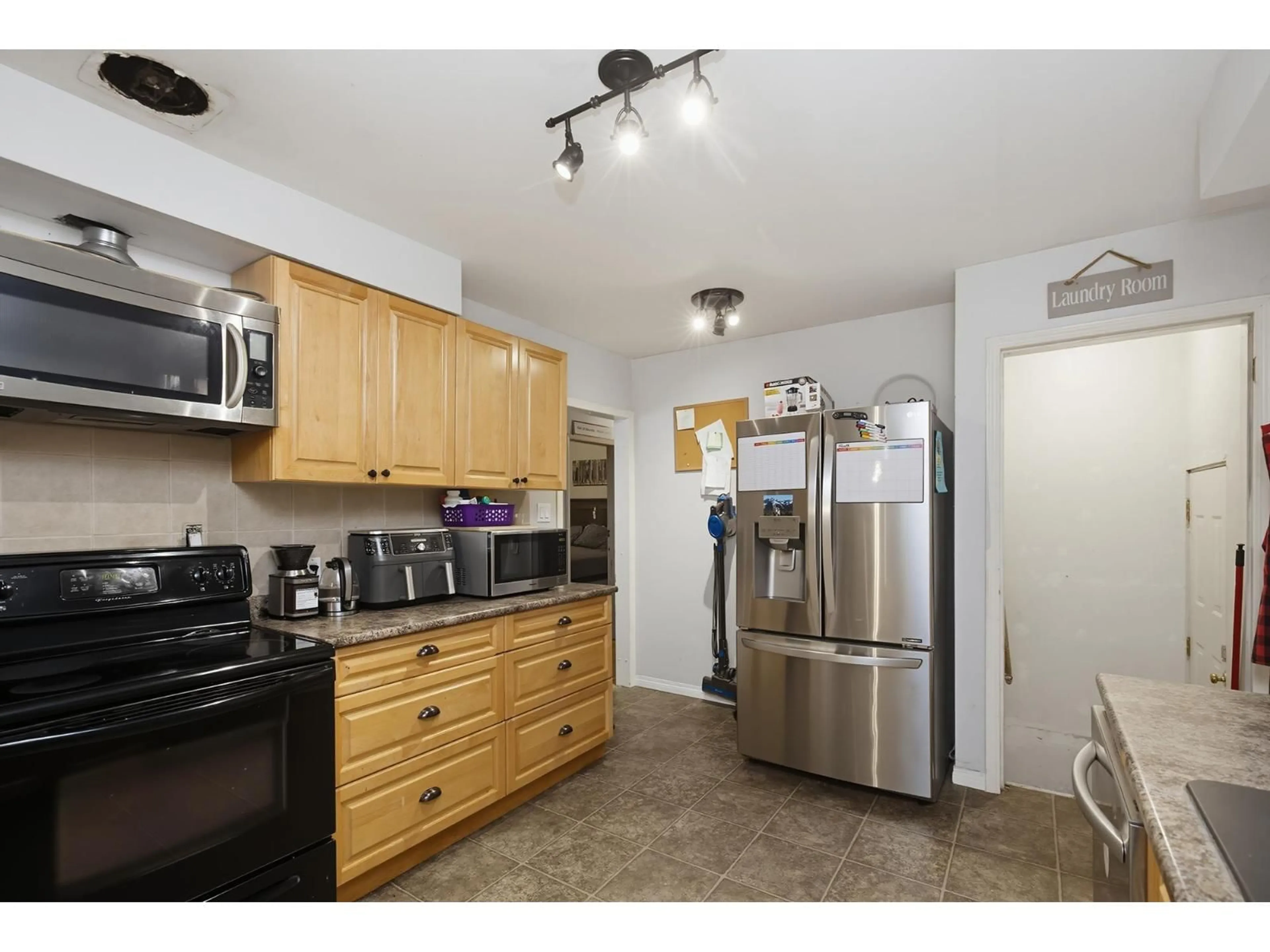 Standard kitchen, unknown for 33539 DEWDNEY TRUNK ROAD, Mission British Columbia V2V6Y3