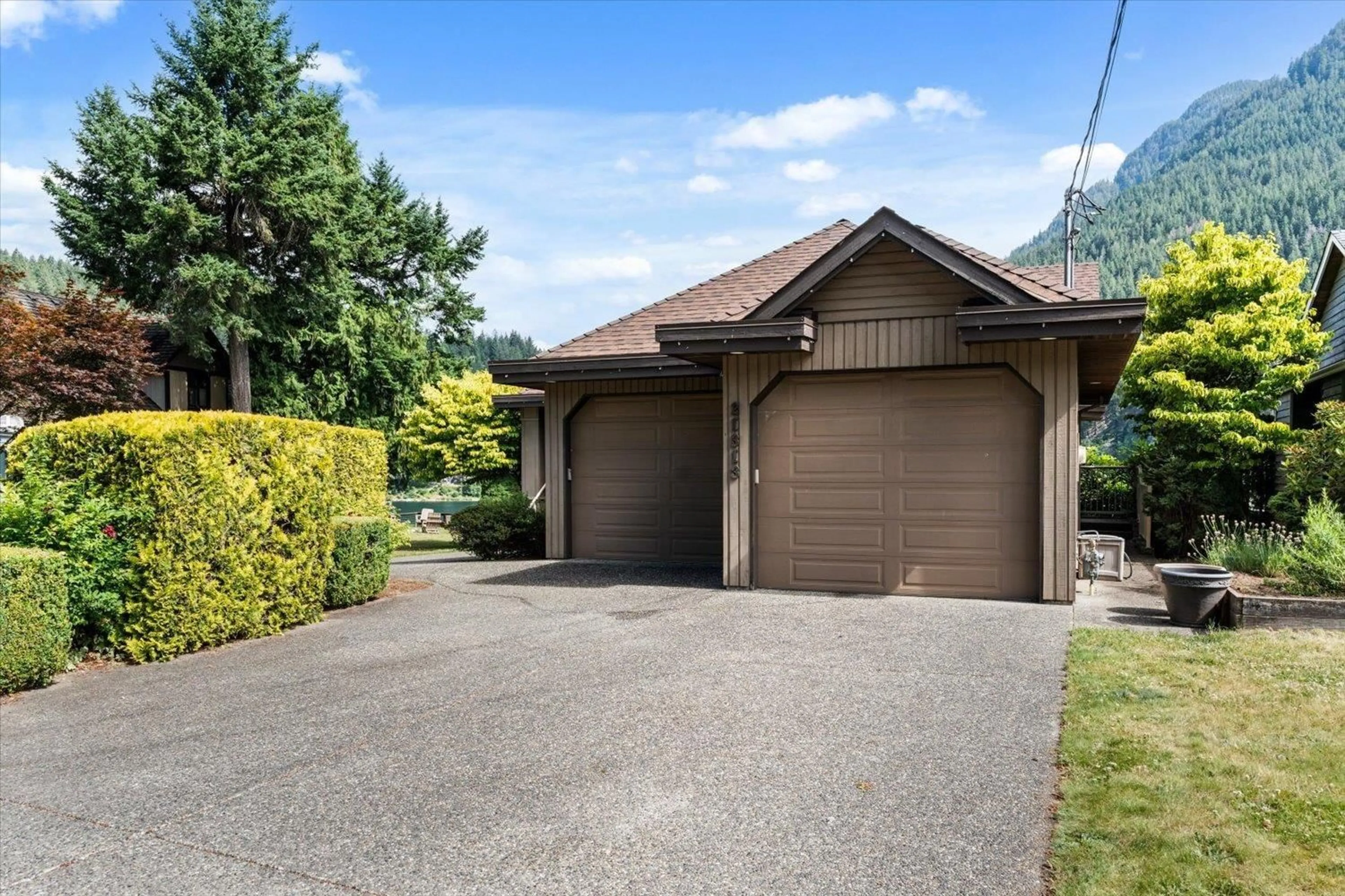 Indoor garage for 21313 LAKEVIEW CRESCENT, Hope British Columbia V0X1L1