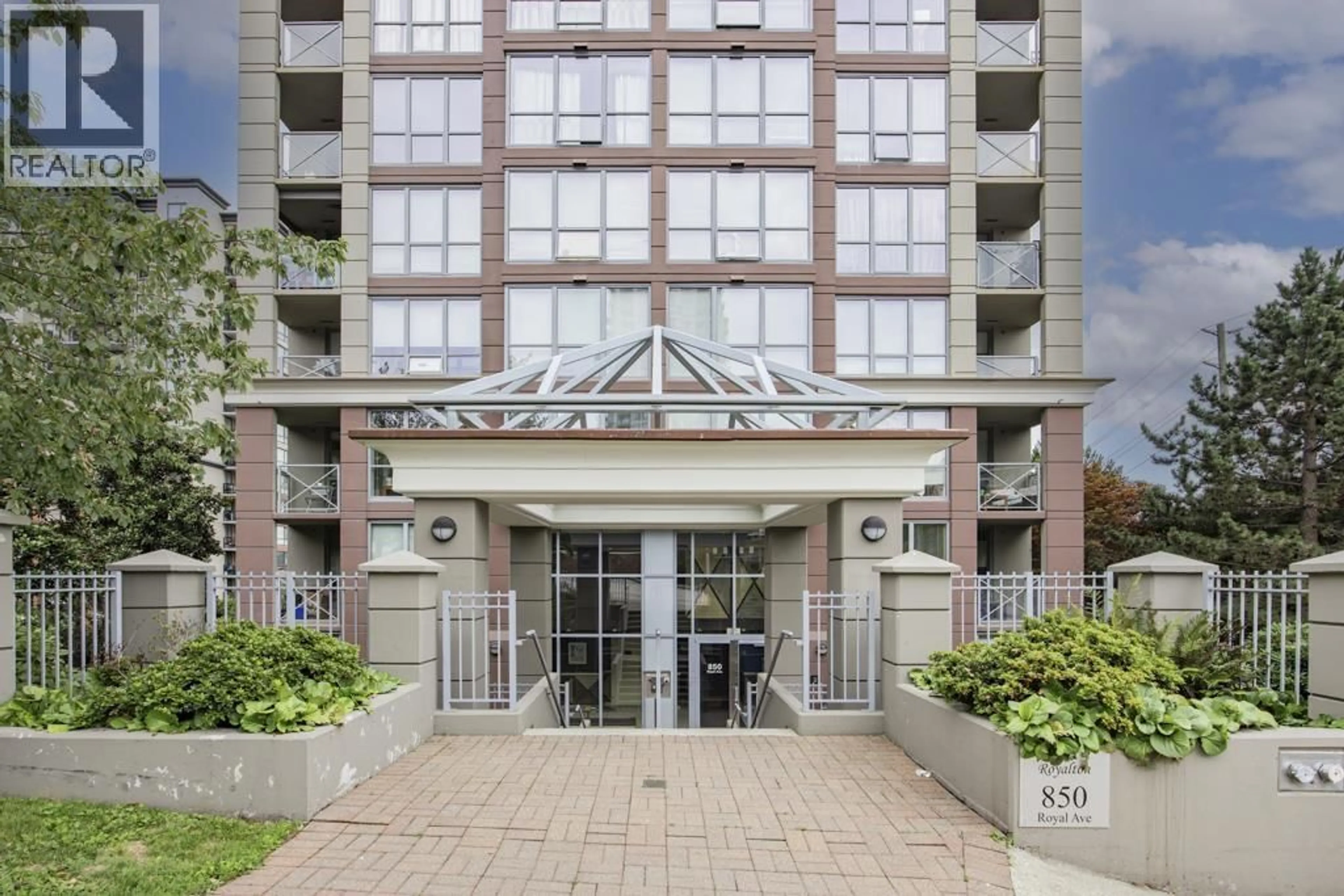 Indoor foyer for 1604 - 850 ROYAL AVENUE, New Westminster British Columbia V3M1A6