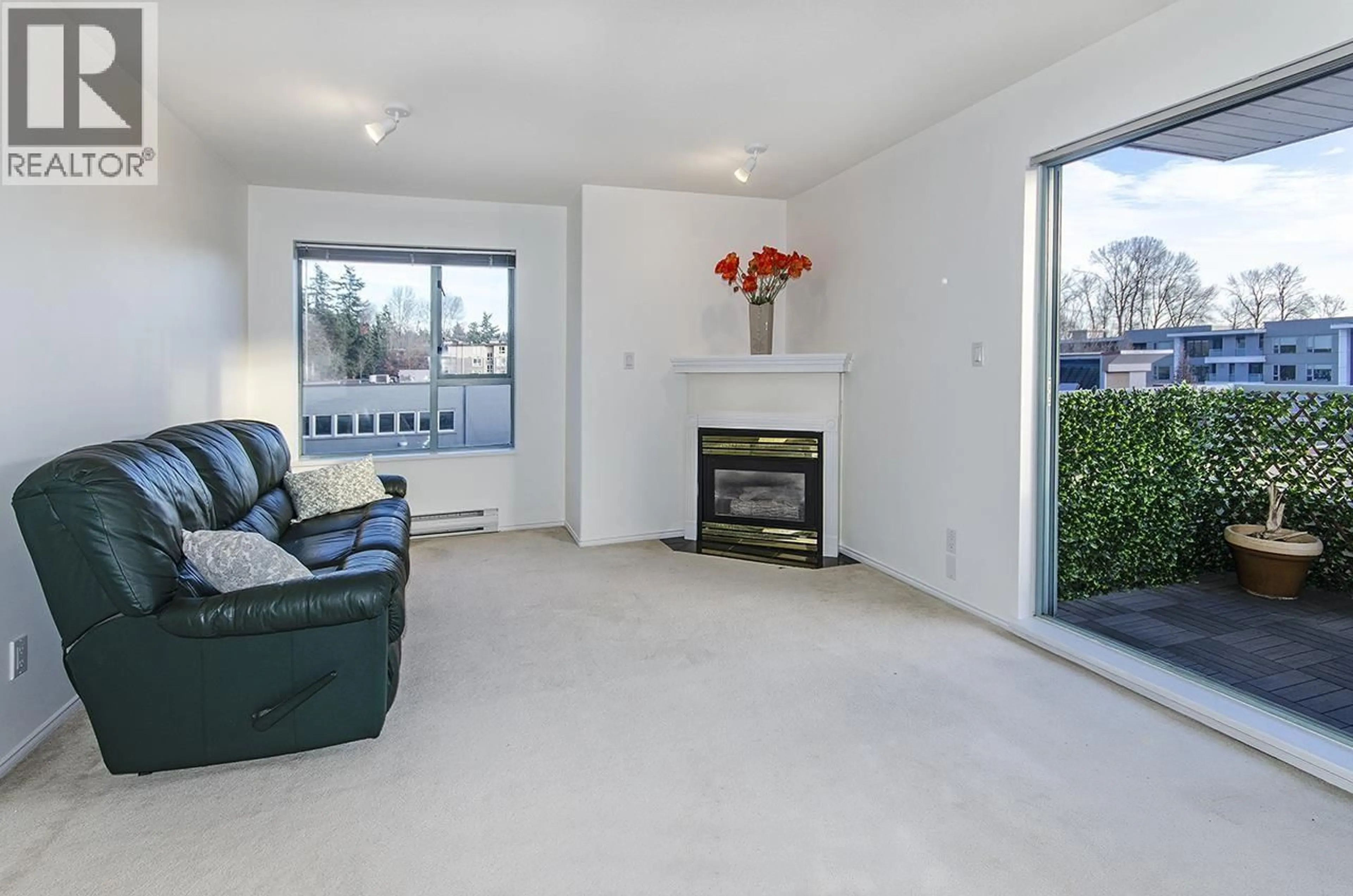 Living room with furniture, unknown for 206 - 1085 17TH STREET, North Vancouver British Columbia V7P3R3