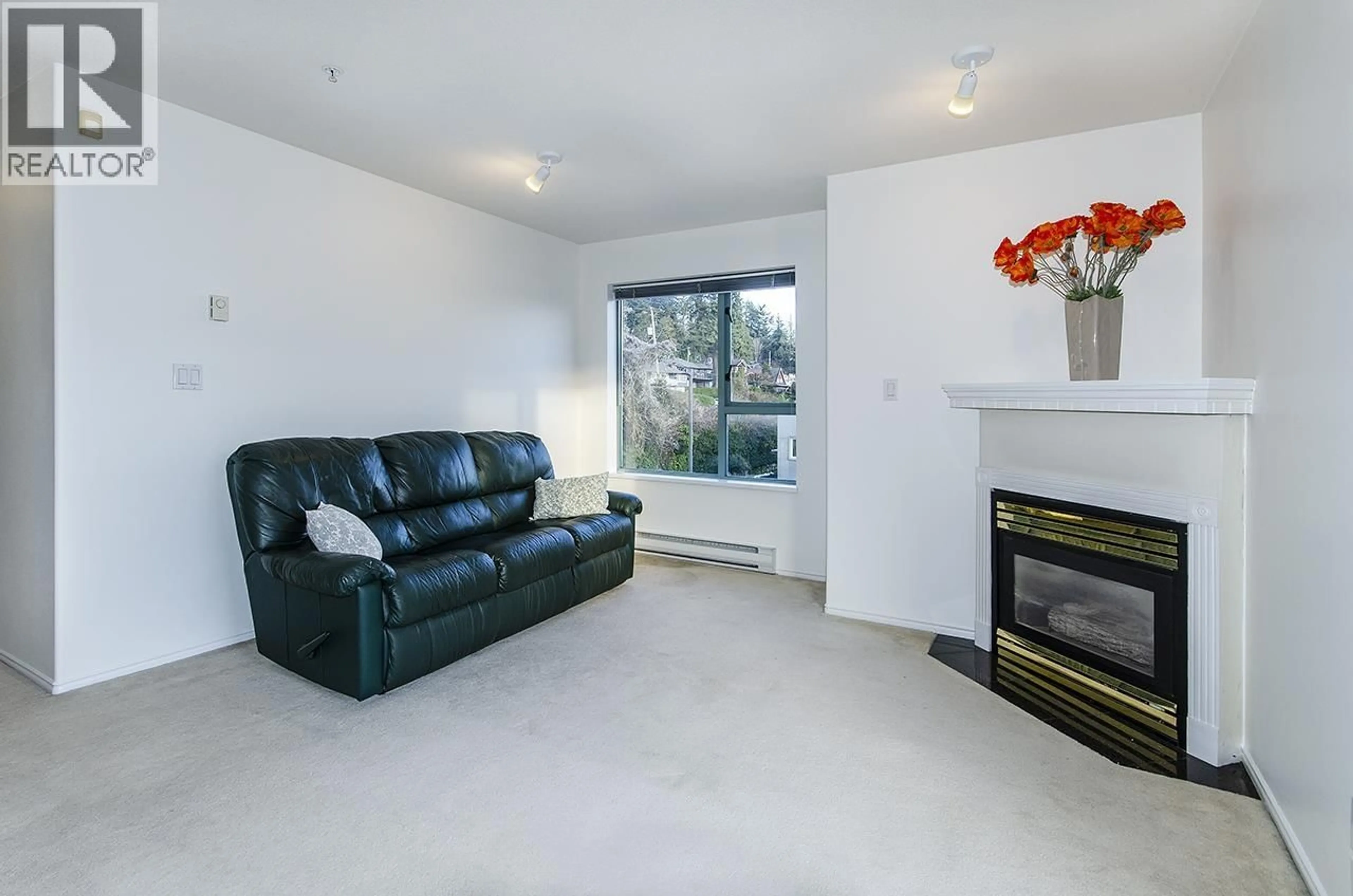 Living room with furniture, unknown for 206 - 1085 17TH STREET, North Vancouver British Columbia V7P3R3
