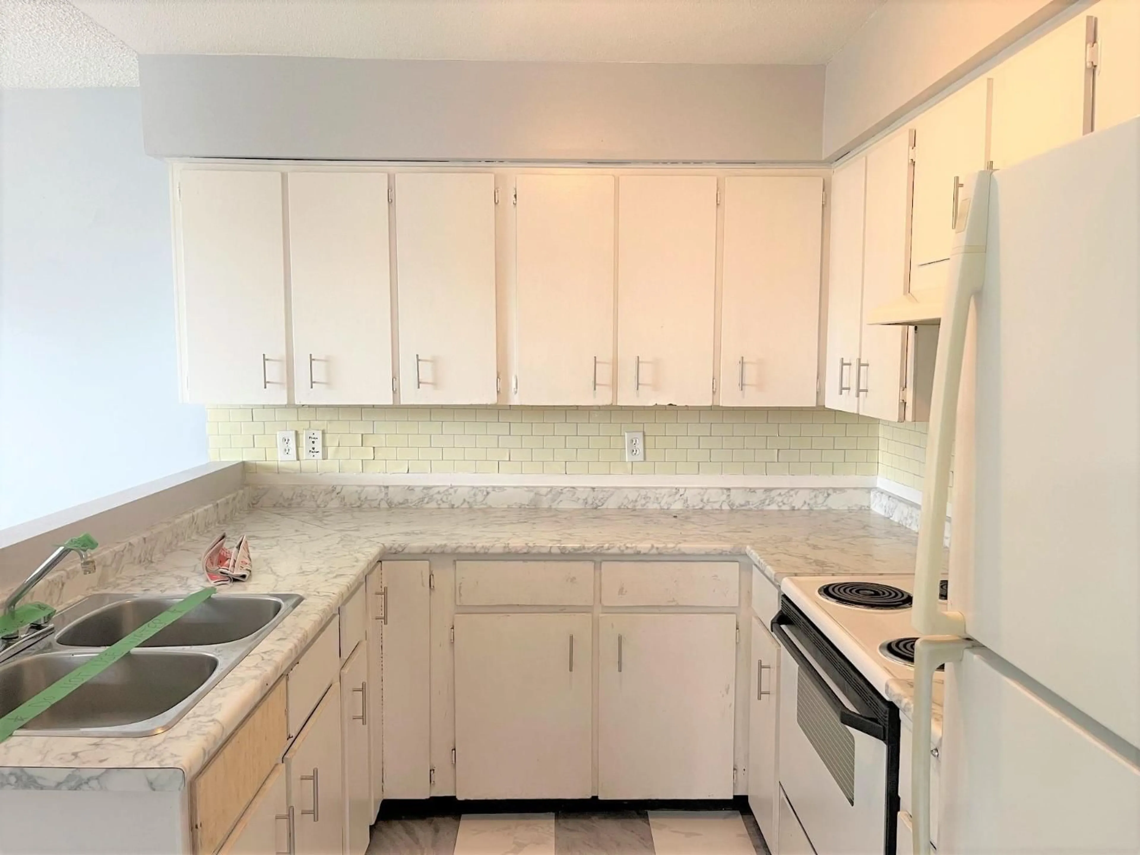 Standard kitchen, unknown for 11859 89A AVENUE, Delta British Columbia V4C3G8