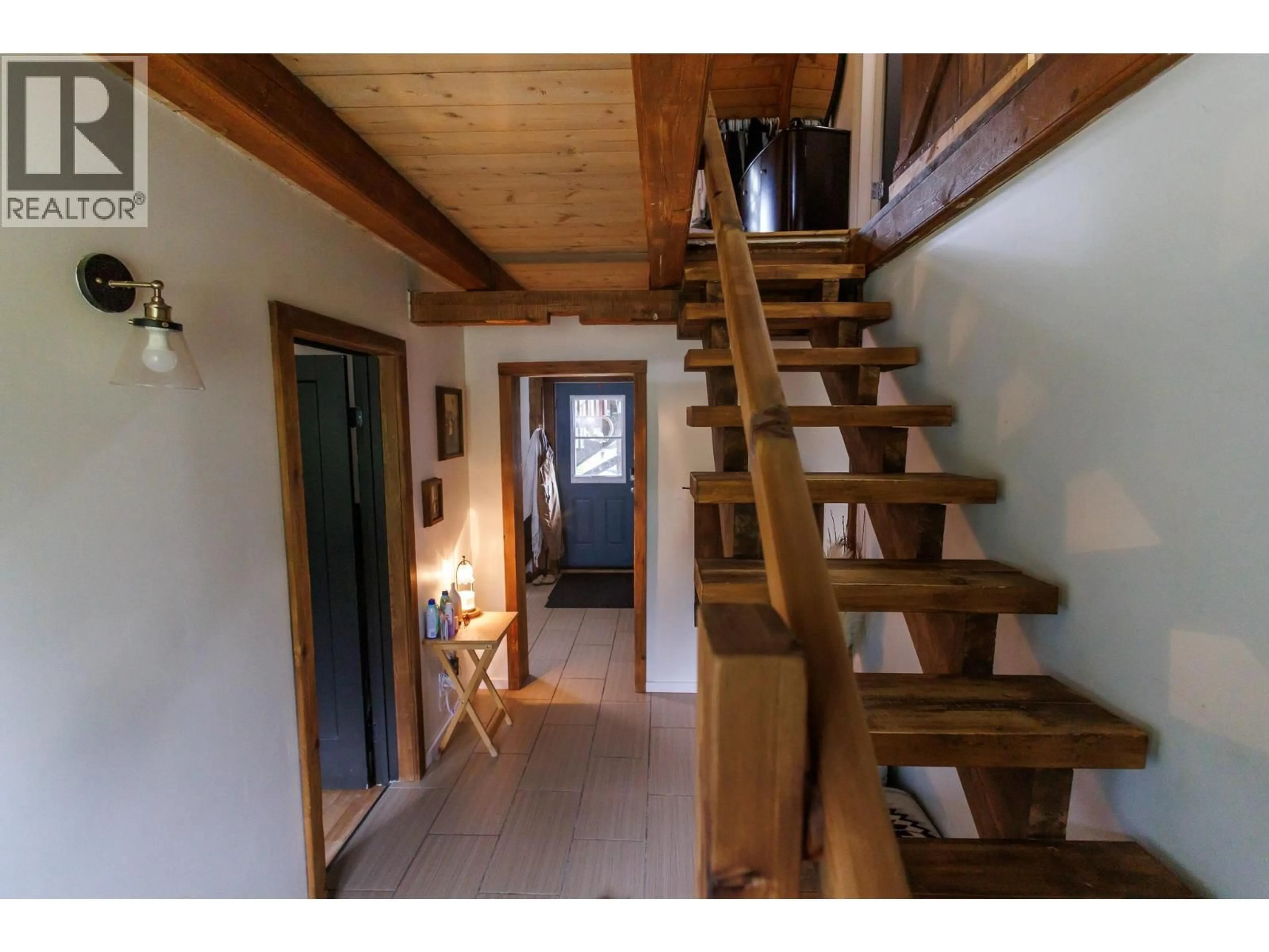 Indoor foyer for 336 WILLIAMS CREEK AVENUE, Terrace British Columbia V8G0G5