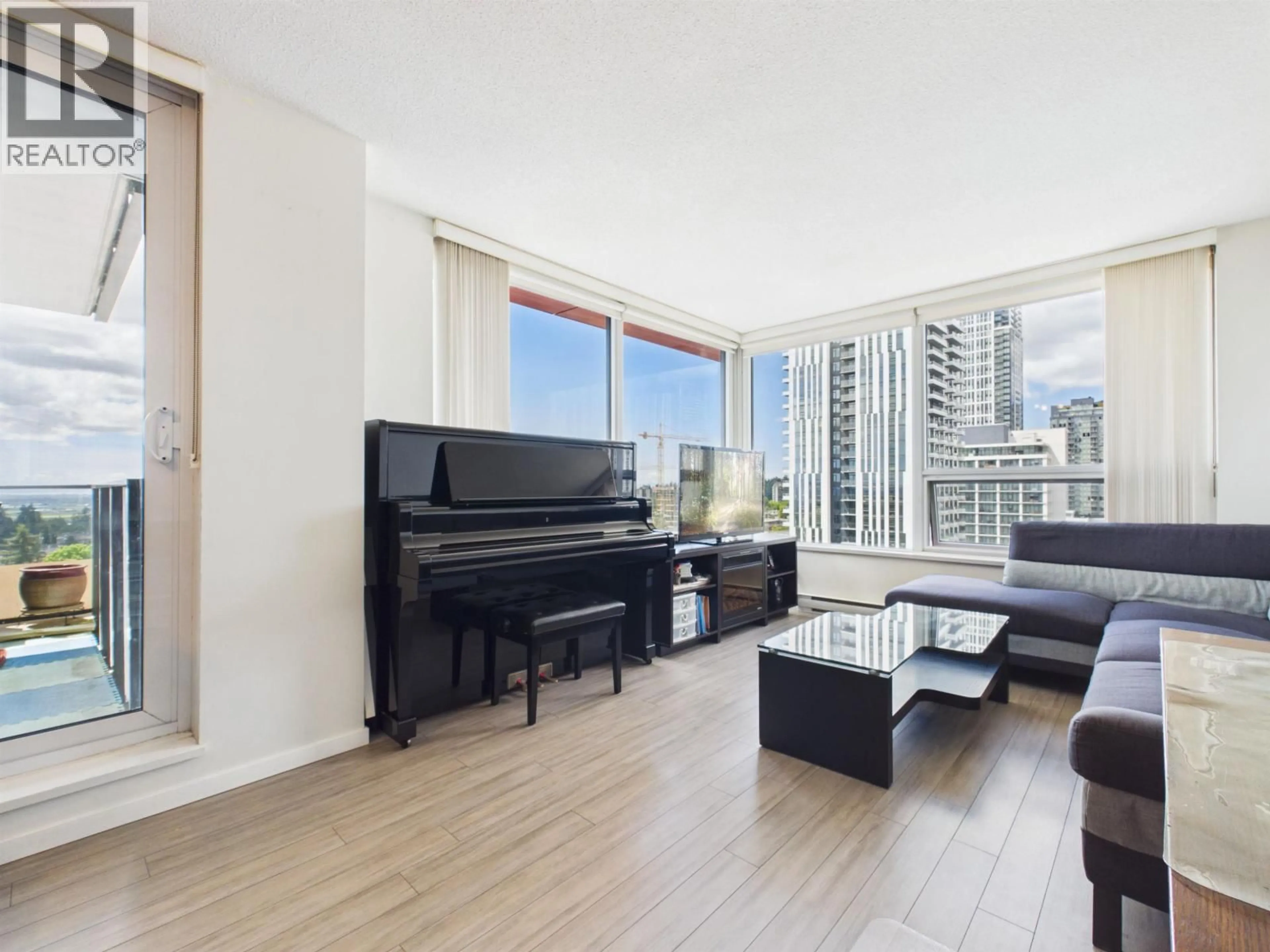 Living room with furniture, unknown for 1605 - 6658 DOW AVENUE, Burnaby British Columbia V5H0C7