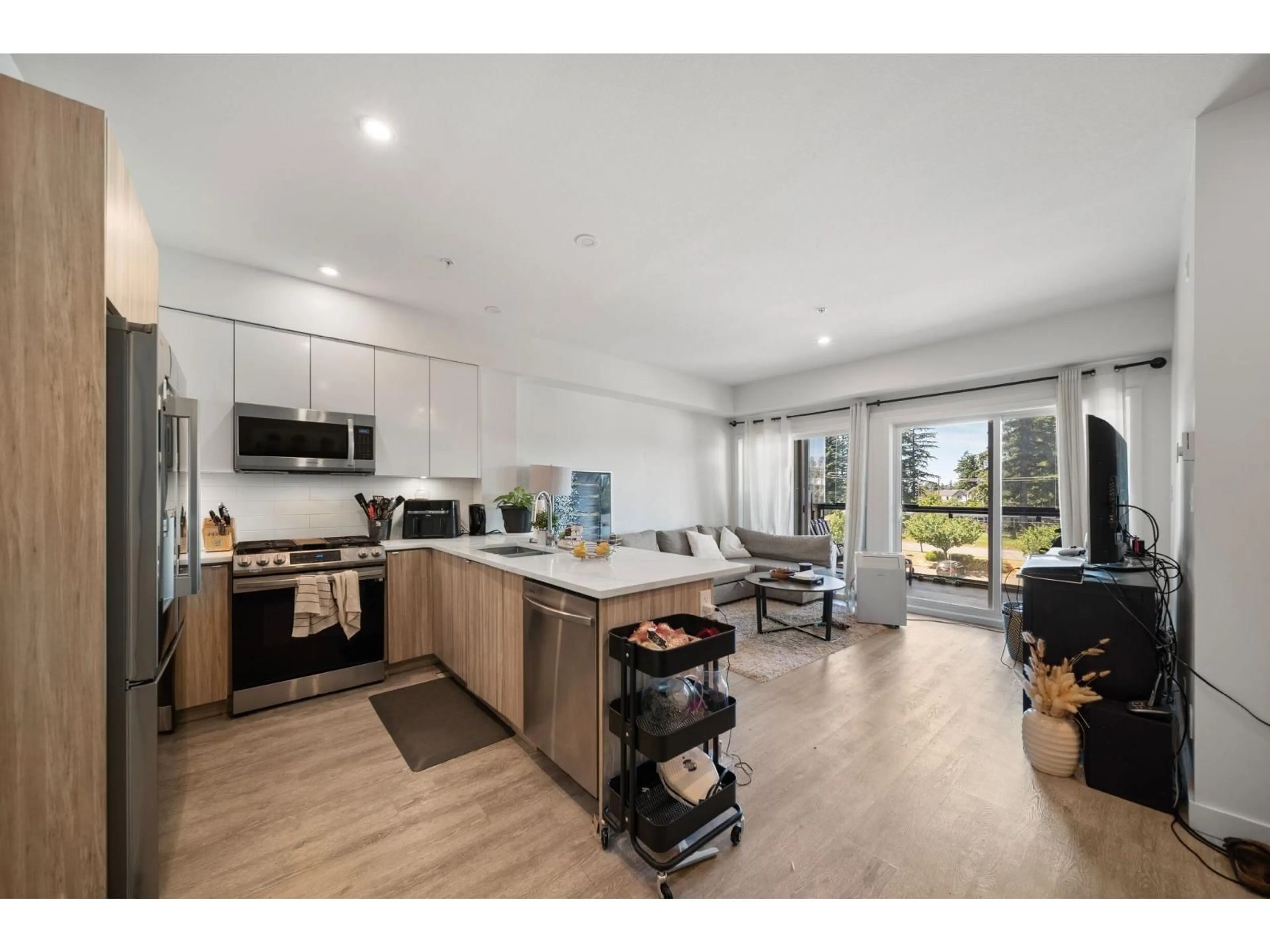 Open concept kitchen, wood/laminate floor for 410 - 2649 JAMES STREET, Abbotsford British Columbia V2T3L6