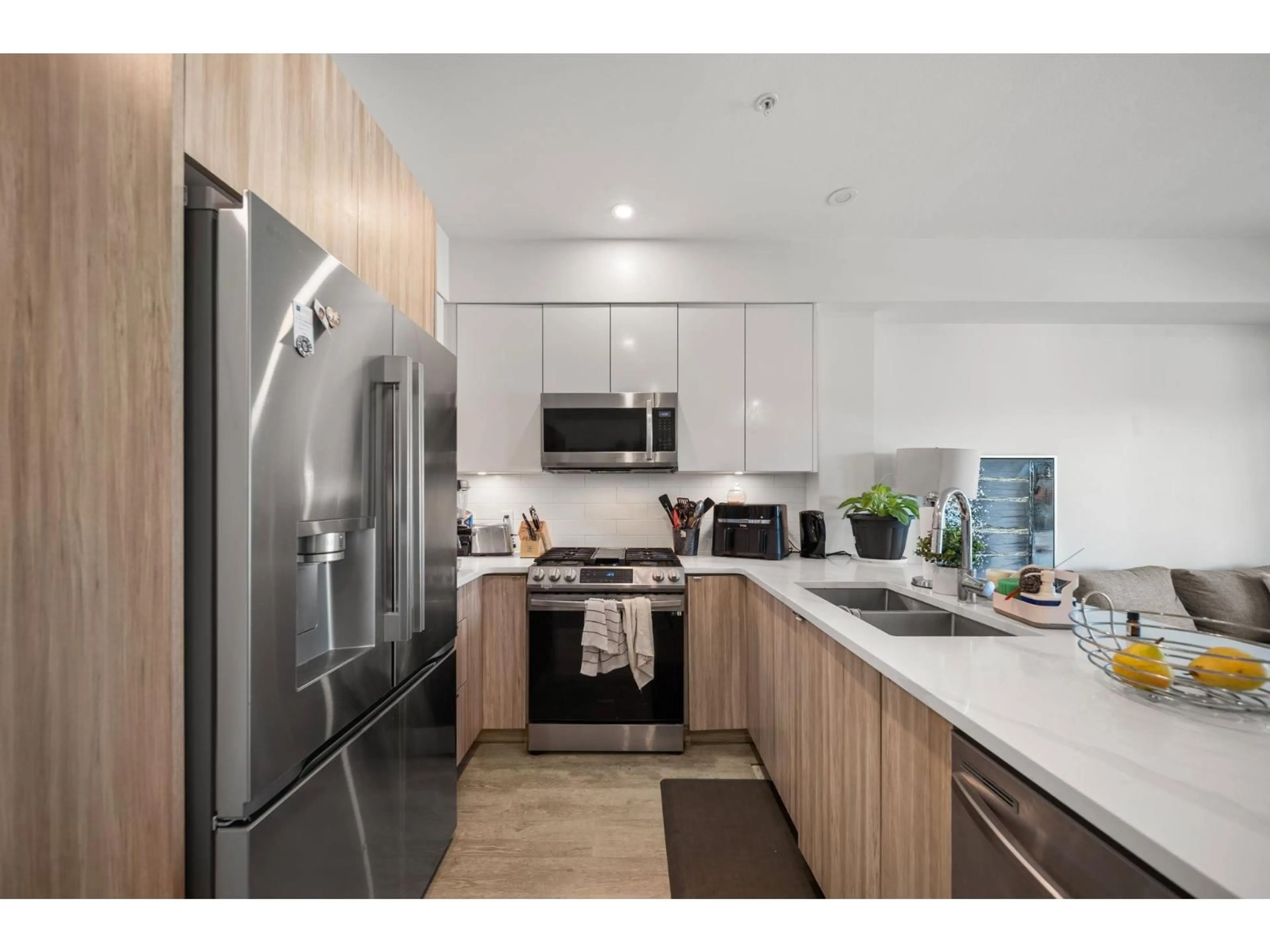 Open concept kitchen, wood/laminate floor for 410 - 2649 JAMES STREET, Abbotsford British Columbia V2T3L6