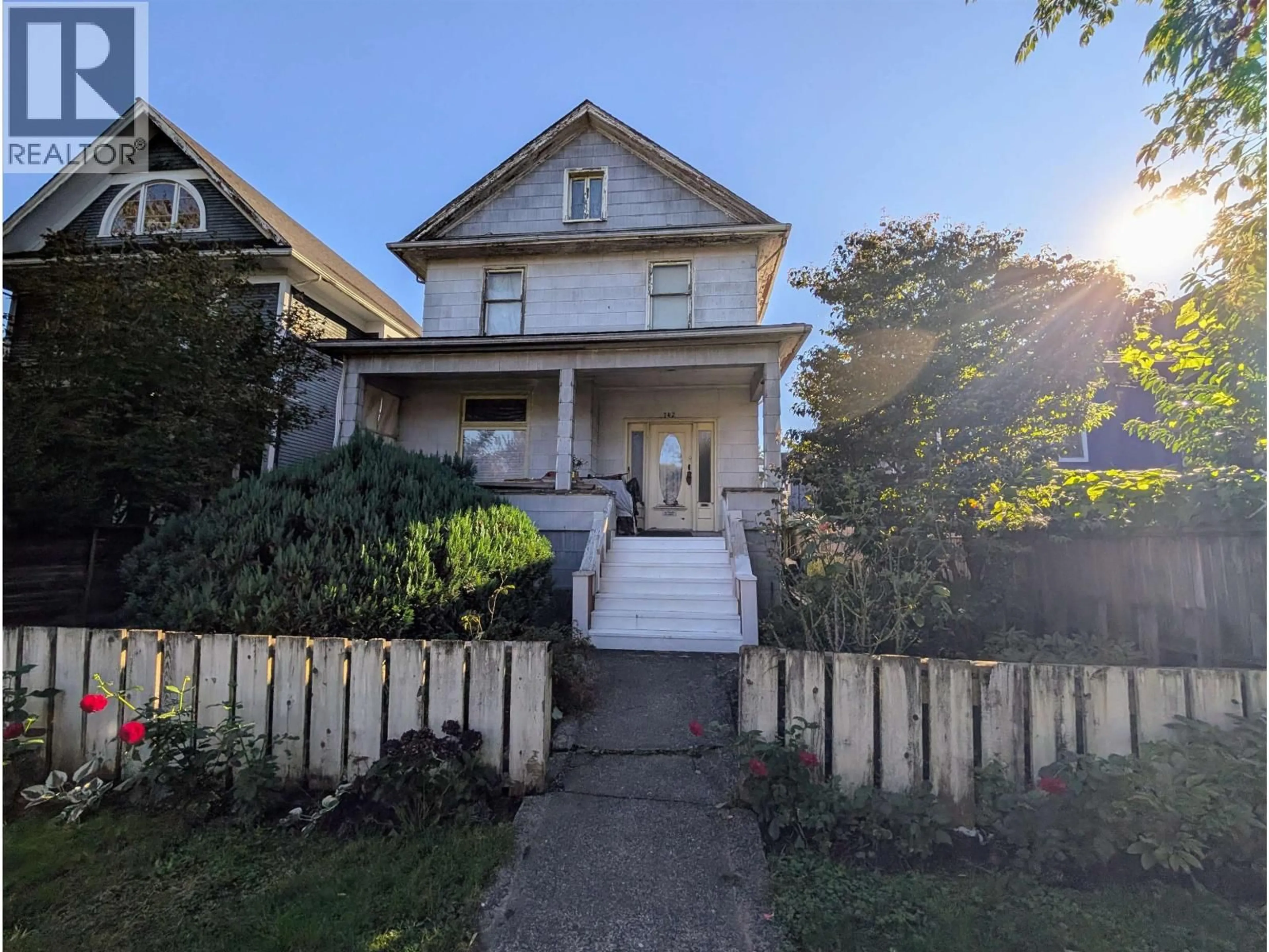 A pic from outside/outdoor area/front of a property/back of a property/a pic from drone, street for 742 13TH AVENUE, Vancouver British Columbia V5T2L3