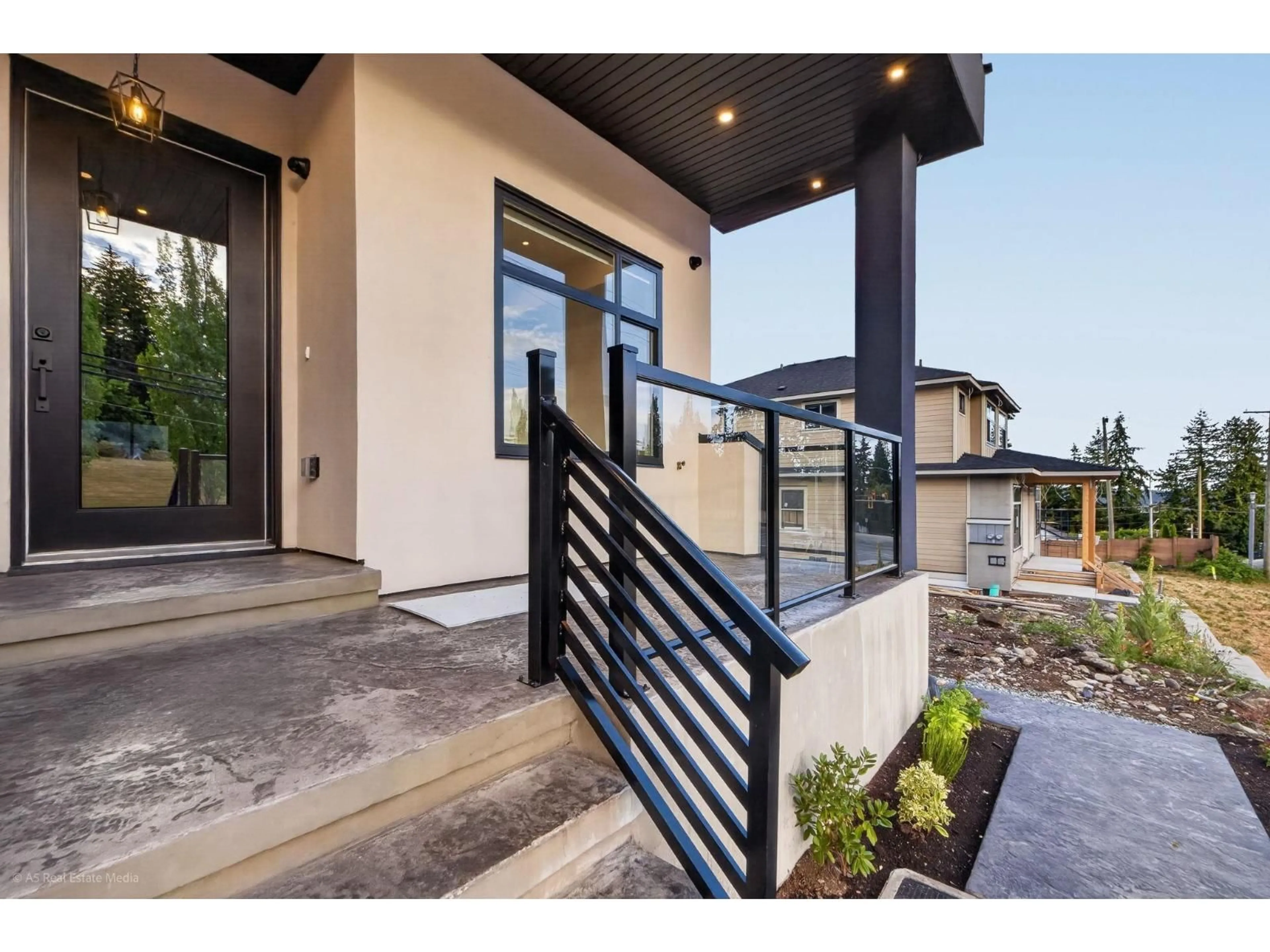 Indoor entryway for 5642 144 STREET, Surrey British Columbia V3X1A7