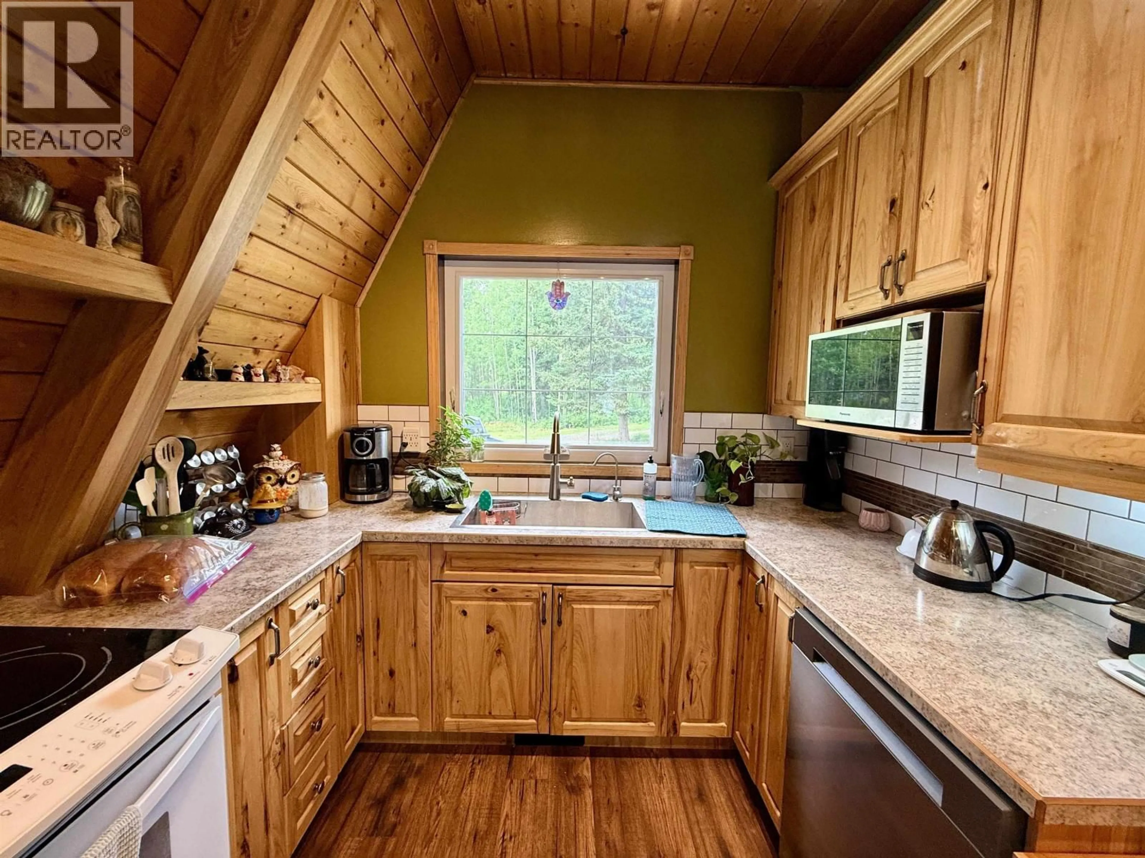 Rustic kitchen, wood/laminate floor for 6995 TABORVIEW DRIVE, Prince George British Columbia V2N5W4