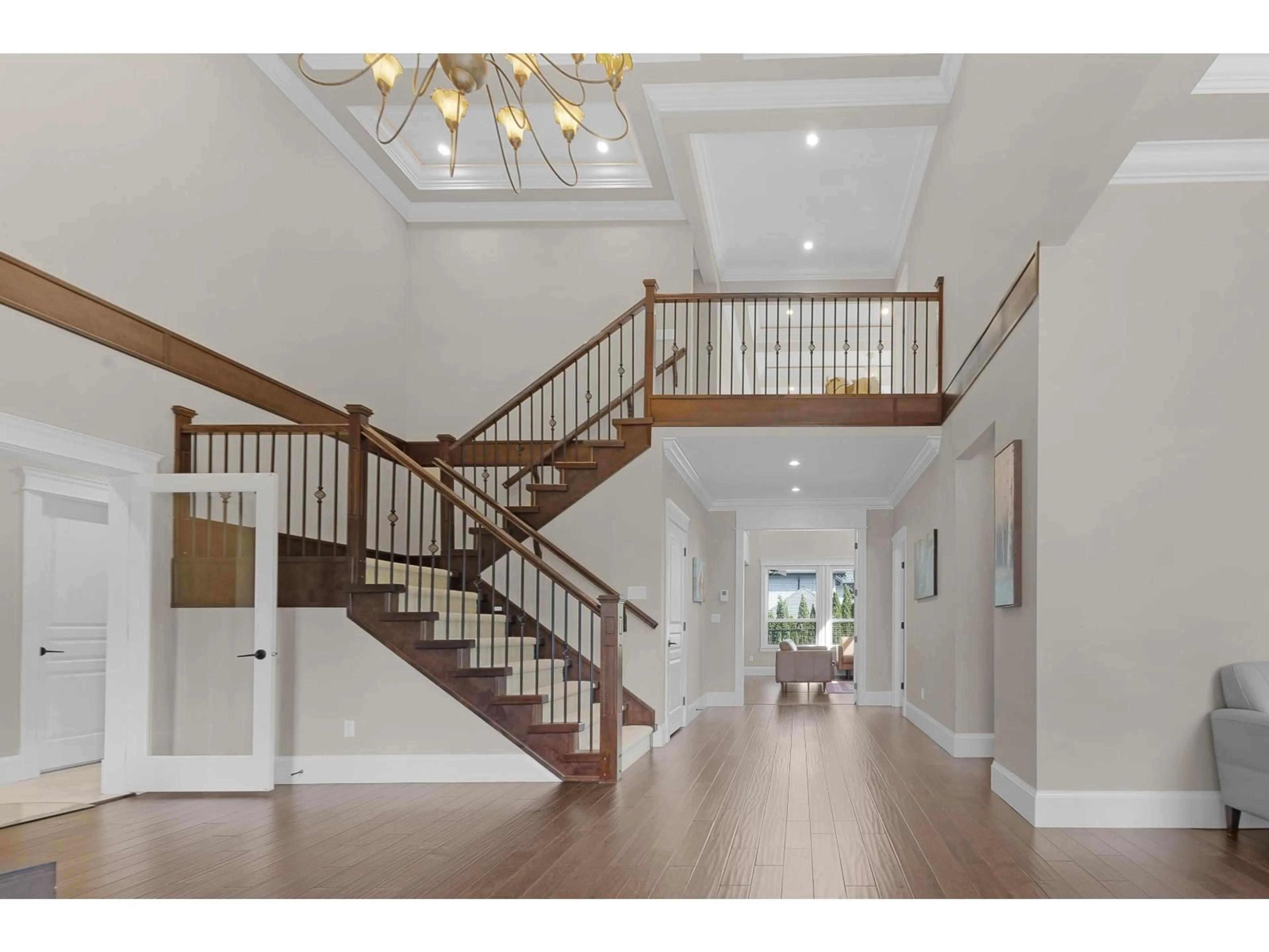 Indoor foyer for 14095 30A AVENUE, Surrey British Columbia V4P2J4