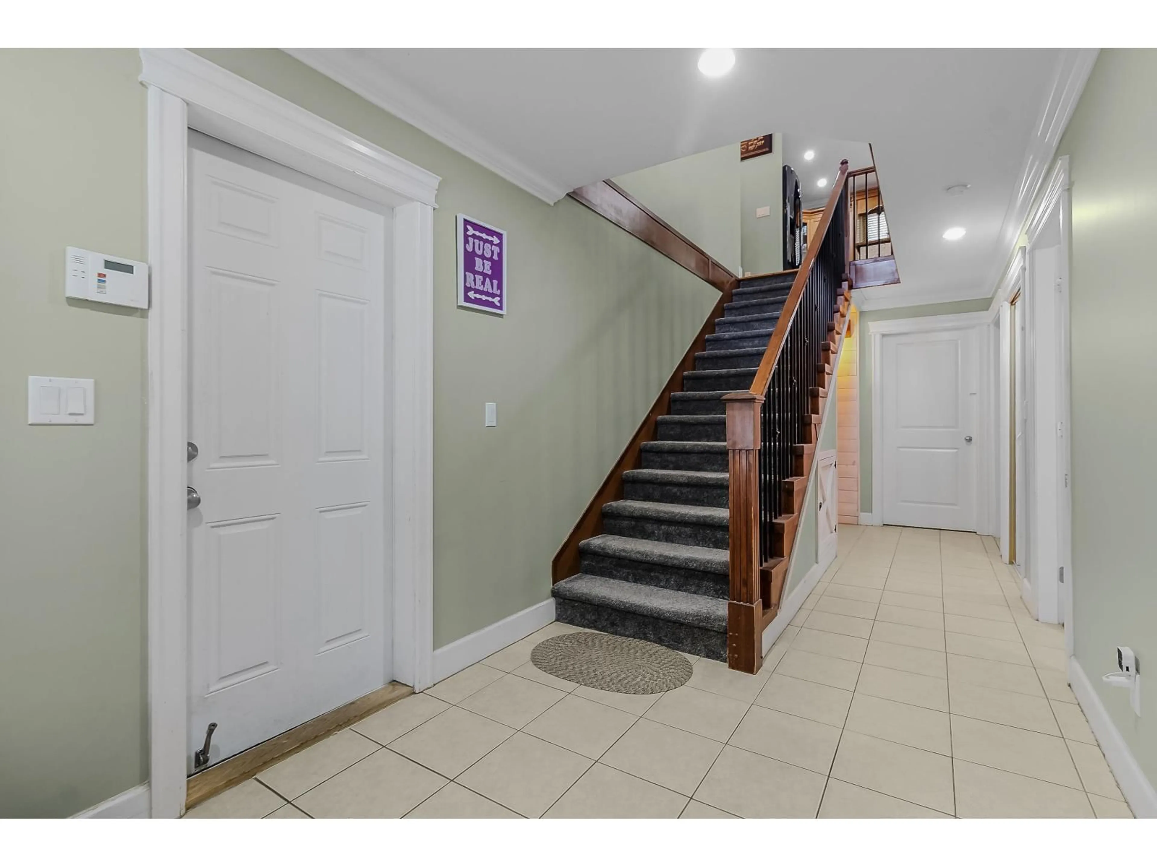 Indoor foyer for 46225 KERMODE CRESCENT, Chilliwack British Columbia V2R0C7